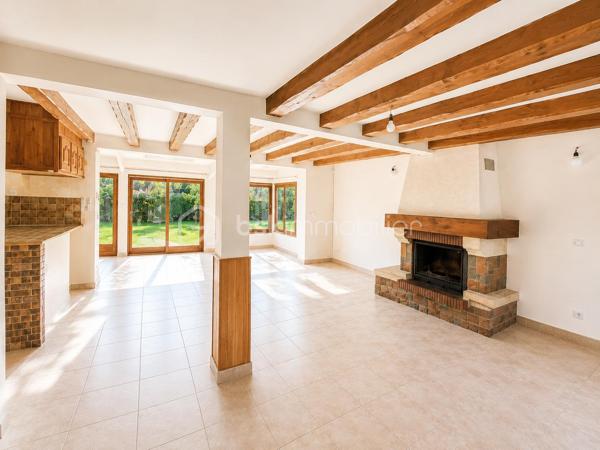🏡 RARE À COUBRON – MAISON INDIVIDUELLE 126,48 m² – 4 CHAMBRES – SUITE PARENTALE – SOUS-SOL TOTAL – GARAGE – TERRAIN DE 470 m²
✨ EXCLUSIVITÉ BSK IMMOBILIER – LE CADRE DE VIE IDÉAL POUR VOTRE FAMILLE

Vous recherchez une véritable maison familiale, spacieuse, fonctionnelle et située dans un environnement calme ? Cette maison réunit tous les critères les plus recherchés par les acquéreurs.

Située au cœur d'un quartier pavillonnaire recherché de Coubron, cette maison individuelle de 126,48 m² habitables, construite dans les années 1990, est édifiée sur une parcelle de 470 m². Elle offre de beaux volumes, une distribution idéale et un cadre de vie agréable, à proximité des écoles, des transports et des commodités.

Son emplacement séduira les familles : école primaire à seulement 400 mètres, collège à 900 mètres et arrêt de bus à 600 mètres, facilitant le quotidien tout en profitant d'un environnement résidentiel paisible.

🌿 Une maison où l'on se sent immédiatement chez soi

Dès l'entrée, vous découvrirez une belle pièce de vie lumineuse composée d'un séjour chaleureux avec cheminée, idéal pour partager de beaux moments en famille, ainsi qu'une salle à manger conviviale ouverte sur le jardin.

La cuisine indépendante complète parfaitement cet espace de vie.

Le rez-de-chaussée accueille également une suite parentale, offrant un confort très apprécié pour une vie de plain-pied, ainsi qu'un WC indépendant.

À l'étage, un palier dessert trois belles chambres, une salle de bains, une salle d'eau ainsi qu'un second WC indépendant, garantissant confort et intimité à toute la famille.

🌳 Des extérieurs pensés pour profiter de chaque saison

Le terrain de 470 m² offre un agréable jardin à l'avant et un jardin à l'arrière, parfaits pour les repas en terrasse, les jeux des enfants ou simplement profiter des beaux jours.

La propriété dispose également d'une allée privative permettant de stationner jusqu'à trois véhicules, complétée par un garage en sous-sol total offrant de nombreuses possibilités : atelier, cave, buanderie, salle de sport ou vaste espace de stockage.

⭐ Les prestations qui font la différence

✔ Maison individuelle de 126,48 m² habitables

✔ Terrain clos de 470 m²

✔ Quartier pavillonnaire calme et recherché

✔ 4 chambres dont une suite parentale au rez-de-chaussée

✔ Séjour lumineux avec cheminée

✔ Salle à manger

✔ Cuisine indépendante

✔ Salle de bains + salle d'eau

✔ Deux WC indépendants

✔ Sous-sol total

✔ Garage

✔ Jusqu'à 3 places de stationnement extérieures

✔ Jardin avant et jardin arrière

✔ École primaire à 400 m

✔ Collège à 900 m

✔ Arrêt de bus à 600 m

✔ DPE : D

✔ GES : B

❤️ Pourquoi cette maison est une belle opportunité ?

Les maisons individuelles réunissant 4 chambres, une suite parentale, un sous-sol total, un garage, plusieurs stationnements et un terrain de cette superficie sont peu fréquentes sur le marché de Coubron.

Son agencement, son environnement résidentiel et son excellent rapport entre les prestations proposées et le prix de vente en font une opportunité particulièrement intéressante pour une famille souhaitant s'installer durablement dans un cadre de vie agréable.

💰 Prix de vente : 357 000 €
📞 Une maison se découvre avant tout lors d'une visite.

Si vous recherchez une maison familiale alliant espace, confort, calme et qualité de vie, contactez-moi dès aujourd'hui pour organiser une visite.

Julien Monteleone
Manager – BSK Immobilier
📞 07 71 32 69 50