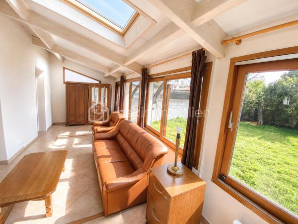 🏡 RARE À COUBRON – MAISON INDIVIDUELLE 126,48 m² – 4 CHAMBRES – SUITE PARENTALE – SOUS-SOL TOTAL – GARAGE – TERRAIN DE 470 m²
✨ EXCLUSIVITÉ BSK IMMOBILIER – LE CADRE DE VIE IDÉAL POUR VOTRE FAMILLE

Vous recherchez une véritable maison familiale, spacieuse, fonctionnelle et située dans un environnement calme ? Cette maison réunit tous les critères les plus recherchés par les acquéreurs.

Située au cœur d'un quartier pavillonnaire recherché de Coubron, cette maison individuelle de 126,48 m² habitables, construite dans les années 1990, est édifiée sur une parcelle de 470 m². Elle offre de beaux volumes, une distribution idéale et un cadre de vie agréable, à proximité des écoles, des transports et des commodités.

Son emplacement séduira les familles : école primaire à seulement 400 mètres, collège à 900 mètres et arrêt de bus à 600 mètres, facilitant le quotidien tout en profitant d'un environnement résidentiel paisible.

🌿 Une maison où l'on se sent immédiatement chez soi

Dès l'entrée, vous découvrirez une belle pièce de vie lumineuse composée d'un séjour chaleureux avec cheminée, idéal pour partager de beaux moments en famille, ainsi qu'une salle à manger conviviale ouverte sur le jardin.

La cuisine indépendante complète parfaitement cet espace de vie.

Le rez-de-chaussée accueille également une suite parentale, offrant un confort très apprécié pour une vie de plain-pied, ainsi qu'un WC indépendant.

À l'étage, un palier dessert trois belles chambres, une salle de bains, une salle d'eau ainsi qu'un second WC indépendant, garantissant confort et intimité à toute la famille.

🌳 Des extérieurs pensés pour profiter de chaque saison

Le terrain de 470 m² offre un agréable jardin à l'avant et un jardin à l'arrière, parfaits pour les repas en terrasse, les jeux des enfants ou simplement profiter des beaux jours.

La propriété dispose également d'une allée privative permettant de stationner jusqu'à trois véhicules, complétée par un garage en sous-sol total offrant de nombreuses possibilités : atelier, cave, buanderie, salle de sport ou vaste espace de stockage.

⭐ Les prestations qui font la différence

✔ Maison individuelle de 126,48 m² habitables

✔ Terrain clos de 470 m²

✔ Quartier pavillonnaire calme et recherché

✔ 4 chambres dont une suite parentale au rez-de-chaussée

✔ Séjour lumineux avec cheminée

✔ Salle à manger

✔ Cuisine indépendante

✔ Salle de bains + salle d'eau

✔ Deux WC indépendants

✔ Sous-sol total

✔ Garage

✔ Jusqu'à 3 places de stationnement extérieures

✔ Jardin avant et jardin arrière

✔ École primaire à 400 m

✔ Collège à 900 m

✔ Arrêt de bus à 600 m

✔ DPE : D

✔ GES : B

❤️ Pourquoi cette maison est une belle opportunité ?

Les maisons individuelles réunissant 4 chambres, une suite parentale, un sous-sol total, un garage, plusieurs stationnements et un terrain de cette superficie sont peu fréquentes sur le marché de Coubron.

Son agencement, son environnement résidentiel et son excellent rapport entre les prestations proposées et le prix de vente en font une opportunité particulièrement intéressante pour une famille souhaitant s'installer durablement dans un cadre de vie agréable.

💰 Prix de vente : 357 000 €
📞 Une maison se découvre avant tout lors d'une visite.

Si vous recherchez une maison familiale alliant espace, confort, calme et qualité de vie, contactez-moi dès aujourd'hui pour organiser une visite.

Julien Monteleone
Manager – BSK Immobilier
📞 07 71 32 69 50