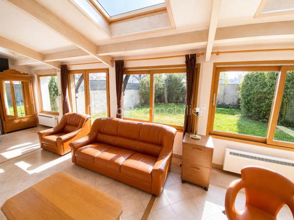 🏡 RARE À COUBRON – MAISON INDIVIDUELLE 126,48 m² – 4 CHAMBRES – SUITE PARENTALE – SOUS-SOL TOTAL – GARAGE – TERRAIN DE 470 m²
✨ EXCLUSIVITÉ BSK IMMOBILIER – LE CADRE DE VIE IDÉAL POUR VOTRE FAMILLE

Vous recherchez une véritable maison familiale, spacieuse, fonctionnelle et située dans un environnement calme ? Cette maison réunit tous les critères les plus recherchés par les acquéreurs.

Située au cœur d'un quartier pavillonnaire recherché de Coubron, cette maison individuelle de 126,48 m² habitables, construite dans les années 1990, est édifiée sur une parcelle de 470 m². Elle offre de beaux volumes, une distribution idéale et un cadre de vie agréable, à proximité des écoles, des transports et des commodités.

Son emplacement séduira les familles : école primaire à seulement 400 mètres, collège à 900 mètres et arrêt de bus à 600 mètres, facilitant le quotidien tout en profitant d'un environnement résidentiel paisible.

🌿 Une maison où l'on se sent immédiatement chez soi

Dès l'entrée, vous découvrirez une belle pièce de vie lumineuse composée d'un séjour chaleureux avec cheminée, idéal pour partager de beaux moments en famille, ainsi qu'une salle à manger conviviale ouverte sur le jardin.

La cuisine indépendante complète parfaitement cet espace de vie.

Le rez-de-chaussée accueille également une suite parentale, offrant un confort très apprécié pour une vie de plain-pied, ainsi qu'un WC indépendant.

À l'étage, un palier dessert trois belles chambres, une salle de bains, une salle d'eau ainsi qu'un second WC indépendant, garantissant confort et intimité à toute la famille.

🌳 Des extérieurs pensés pour profiter de chaque saison

Le terrain de 470 m² offre un agréable jardin à l'avant et un jardin à l'arrière, parfaits pour les repas en terrasse, les jeux des enfants ou simplement profiter des beaux jours.

La propriété dispose également d'une allée privative permettant de stationner jusqu'à trois véhicules, complétée par un garage en sous-sol total offrant de nombreuses possibilités : atelier, cave, buanderie, salle de sport ou vaste espace de stockage.

⭐ Les prestations qui font la différence

✔ Maison individuelle de 126,48 m² habitables

✔ Terrain clos de 470 m²

✔ Quartier pavillonnaire calme et recherché

✔ 4 chambres dont une suite parentale au rez-de-chaussée

✔ Séjour lumineux avec cheminée

✔ Salle à manger

✔ Cuisine indépendante

✔ Salle de bains + salle d'eau

✔ Deux WC indépendants

✔ Sous-sol total

✔ Garage

✔ Jusqu'à 3 places de stationnement extérieures

✔ Jardin avant et jardin arrière

✔ École primaire à 400 m

✔ Collège à 900 m

✔ Arrêt de bus à 600 m

✔ DPE : D

✔ GES : B

❤️ Pourquoi cette maison est une belle opportunité ?

Les maisons individuelles réunissant 4 chambres, une suite parentale, un sous-sol total, un garage, plusieurs stationnements et un terrain de cette superficie sont peu fréquentes sur le marché de Coubron.

Son agencement, son environnement résidentiel et son excellent rapport entre les prestations proposées et le prix de vente en font une opportunité particulièrement intéressante pour une famille souhaitant s'installer durablement dans un cadre de vie agréable.

💰 Prix de vente : 357 000 €
📞 Une maison se découvre avant tout lors d'une visite.

Si vous recherchez une maison familiale alliant espace, confort, calme et qualité de vie, contactez-moi dès aujourd'hui pour organiser une visite.

Julien Monteleone
Manager – BSK Immobilier
📞 07 71 32 69 50