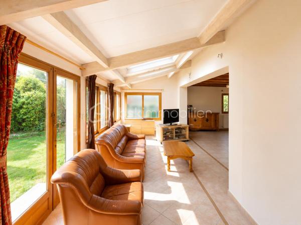 🏡 RARE À COUBRON – MAISON INDIVIDUELLE 126,48 m² – 4 CHAMBRES – SUITE PARENTALE – SOUS-SOL TOTAL – GARAGE – TERRAIN DE 470 m²
✨ EXCLUSIVITÉ BSK IMMOBILIER – LE CADRE DE VIE IDÉAL POUR VOTRE FAMILLE

Vous recherchez une véritable maison familiale, spacieuse, fonctionnelle et située dans un environnement calme ? Cette maison réunit tous les critères les plus recherchés par les acquéreurs.

Située au cœur d'un quartier pavillonnaire recherché de Coubron, cette maison individuelle de 126,48 m² habitables, construite dans les années 1990, est édifiée sur une parcelle de 470 m². Elle offre de beaux volumes, une distribution idéale et un cadre de vie agréable, à proximité des écoles, des transports et des commodités.

Son emplacement séduira les familles : école primaire à seulement 400 mètres, collège à 900 mètres et arrêt de bus à 600 mètres, facilitant le quotidien tout en profitant d'un environnement résidentiel paisible.

🌿 Une maison où l'on se sent immédiatement chez soi

Dès l'entrée, vous découvrirez une belle pièce de vie lumineuse composée d'un séjour chaleureux avec cheminée, idéal pour partager de beaux moments en famille, ainsi qu'une salle à manger conviviale ouverte sur le jardin.

La cuisine indépendante complète parfaitement cet espace de vie.

Le rez-de-chaussée accueille également une suite parentale, offrant un confort très apprécié pour une vie de plain-pied, ainsi qu'un WC indépendant.

À l'étage, un palier dessert trois belles chambres, une salle de bains, une salle d'eau ainsi qu'un second WC indépendant, garantissant confort et intimité à toute la famille.

🌳 Des extérieurs pensés pour profiter de chaque saison

Le terrain de 470 m² offre un agréable jardin à l'avant et un jardin à l'arrière, parfaits pour les repas en terrasse, les jeux des enfants ou simplement profiter des beaux jours.

La propriété dispose également d'une allée privative permettant de stationner jusqu'à trois véhicules, complétée par un garage en sous-sol total offrant de nombreuses possibilités : atelier, cave, buanderie, salle de sport ou vaste espace de stockage.

⭐ Les prestations qui font la différence

✔ Maison individuelle de 126,48 m² habitables

✔ Terrain clos de 470 m²

✔ Quartier pavillonnaire calme et recherché

✔ 4 chambres dont une suite parentale au rez-de-chaussée

✔ Séjour lumineux avec cheminée

✔ Salle à manger

✔ Cuisine indépendante

✔ Salle de bains + salle d'eau

✔ Deux WC indépendants

✔ Sous-sol total

✔ Garage

✔ Jusqu'à 3 places de stationnement extérieures

✔ Jardin avant et jardin arrière

✔ École primaire à 400 m

✔ Collège à 900 m

✔ Arrêt de bus à 600 m

✔ DPE : D

✔ GES : B

❤️ Pourquoi cette maison est une belle opportunité ?

Les maisons individuelles réunissant 4 chambres, une suite parentale, un sous-sol total, un garage, plusieurs stationnements et un terrain de cette superficie sont peu fréquentes sur le marché de Coubron.

Son agencement, son environnement résidentiel et son excellent rapport entre les prestations proposées et le prix de vente en font une opportunité particulièrement intéressante pour une famille souhaitant s'installer durablement dans un cadre de vie agréable.

💰 Prix de vente : 357 000 €
📞 Une maison se découvre avant tout lors d'une visite.

Si vous recherchez une maison familiale alliant espace, confort, calme et qualité de vie, contactez-moi dès aujourd'hui pour organiser une visite.

Julien Monteleone
Manager – BSK Immobilier
📞 07 71 32 69 50