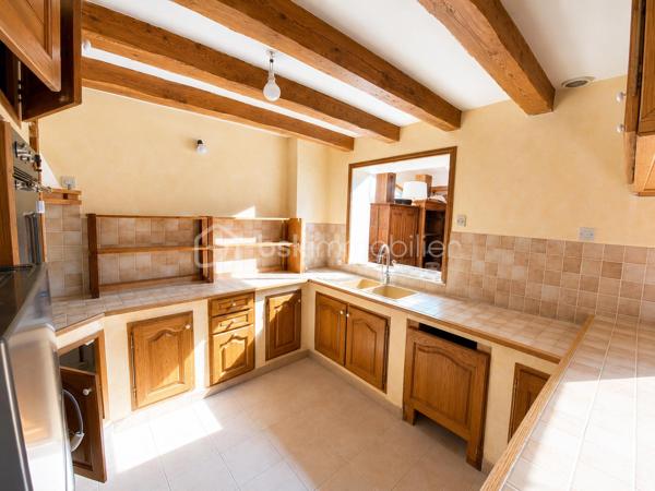 🏡 RARE À COUBRON – MAISON INDIVIDUELLE 126,48 m² – 4 CHAMBRES – SUITE PARENTALE – SOUS-SOL TOTAL – GARAGE – TERRAIN DE 470 m²
✨ EXCLUSIVITÉ BSK IMMOBILIER – LE CADRE DE VIE IDÉAL POUR VOTRE FAMILLE

Vous recherchez une véritable maison familiale, spacieuse, fonctionnelle et située dans un environnement calme ? Cette maison réunit tous les critères les plus recherchés par les acquéreurs.

Située au cœur d'un quartier pavillonnaire recherché de Coubron, cette maison individuelle de 126,48 m² habitables, construite dans les années 1990, est édifiée sur une parcelle de 470 m². Elle offre de beaux volumes, une distribution idéale et un cadre de vie agréable, à proximité des écoles, des transports et des commodités.

Son emplacement séduira les familles : école primaire à seulement 400 mètres, collège à 900 mètres et arrêt de bus à 600 mètres, facilitant le quotidien tout en profitant d'un environnement résidentiel paisible.

🌿 Une maison où l'on se sent immédiatement chez soi

Dès l'entrée, vous découvrirez une belle pièce de vie lumineuse composée d'un séjour chaleureux avec cheminée, idéal pour partager de beaux moments en famille, ainsi qu'une salle à manger conviviale ouverte sur le jardin.

La cuisine indépendante complète parfaitement cet espace de vie.

Le rez-de-chaussée accueille également une suite parentale, offrant un confort très apprécié pour une vie de plain-pied, ainsi qu'un WC indépendant.

À l'étage, un palier dessert trois belles chambres, une salle de bains, une salle d'eau ainsi qu'un second WC indépendant, garantissant confort et intimité à toute la famille.

🌳 Des extérieurs pensés pour profiter de chaque saison

Le terrain de 470 m² offre un agréable jardin à l'avant et un jardin à l'arrière, parfaits pour les repas en terrasse, les jeux des enfants ou simplement profiter des beaux jours.

La propriété dispose également d'une allée privative permettant de stationner jusqu'à trois véhicules, complétée par un garage en sous-sol total offrant de nombreuses possibilités : atelier, cave, buanderie, salle de sport ou vaste espace de stockage.

⭐ Les prestations qui font la différence

✔ Maison individuelle de 126,48 m² habitables

✔ Terrain clos de 470 m²

✔ Quartier pavillonnaire calme et recherché

✔ 4 chambres dont une suite parentale au rez-de-chaussée

✔ Séjour lumineux avec cheminée

✔ Salle à manger

✔ Cuisine indépendante

✔ Salle de bains + salle d'eau

✔ Deux WC indépendants

✔ Sous-sol total

✔ Garage

✔ Jusqu'à 3 places de stationnement extérieures

✔ Jardin avant et jardin arrière

✔ École primaire à 400 m

✔ Collège à 900 m

✔ Arrêt de bus à 600 m

✔ DPE : D

✔ GES : B

❤️ Pourquoi cette maison est une belle opportunité ?

Les maisons individuelles réunissant 4 chambres, une suite parentale, un sous-sol total, un garage, plusieurs stationnements et un terrain de cette superficie sont peu fréquentes sur le marché de Coubron.

Son agencement, son environnement résidentiel et son excellent rapport entre les prestations proposées et le prix de vente en font une opportunité particulièrement intéressante pour une famille souhaitant s'installer durablement dans un cadre de vie agréable.

💰 Prix de vente : 357 000 €
📞 Une maison se découvre avant tout lors d'une visite.

Si vous recherchez une maison familiale alliant espace, confort, calme et qualité de vie, contactez-moi dès aujourd'hui pour organiser une visite.

Julien Monteleone
Manager – BSK Immobilier
📞 07 71 32 69 50