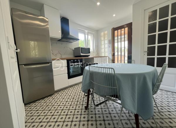 Magnifique Maison de 1923 rénovée avec studio indépendant – Idéal famille, adolescent ou investissement locatif
Situé dans le secteur recherché Quartier Centre-ville - Orangerie, à proximité de toutes les commodités, ce magnifique pavillon rénové offre une configuration idéale pour une famille, une activité indépendante ou un revenu locatif complémentaire grâce à son studio totalement indépendant entièrement électrique.

Une maison principale fonctionnelle et lumineuse
Édifiée sur un rez-de-chaussée surélevé, la maison principale dispose d’une entrée indépendante et se compose :
d’une cuisine équipée et aménagée
d’un séjour
d’une salle d’eau
d’une chambre au rez-de-chaussée

À l’étage :
un palier avec penderie
une seconde salle d’eau
deux belles chambres
Une petite cave accueille la chaudière.

Un studio indépendant entièrement aménagé
Avec sa propre entrée séparée, le studio comprend :
une entrée,
une cuisine équipée et aménagée
Couloir avec placard et son ballon d’eau
une salle d’eau,
des WC séparés.
Pièce de vie

Parfait pour accueillir un adolescent, un proche, exercer une activité professionnelle ou générer un revenu locatif afin d’aider à financer votre acquisition.
Des équipements pratiques et économiques

Chaque logement bénéficie :
•	de son propre compteur électrique,
•	de son chauffage indépendant (gaz pour la maison principale et électrique pour le studio).
La maison dispose également :
•	d’un compteur d’eau général avec compteur divisionnaire pour le studio,
•	d’un puits alimenté par les eaux pluviales,
•	d’une pompe de relevage.
Extérieurs
•	Terrain clos de 499 m²

Emplacement privilégié
À proximité immédiate :
•	commerces,
•	écoles maternelle, primaire et lycée,
•	école de musique,
•	parcs et jardins,
•	bus et accès rapides.
RER E Le Raincy à 13 min à pied
RER E Gagny à 15 min à pied
Accès rapide à la RN302.
Un bien rare offrant de multiples possibilités d’aménagement et d’investissement dans un environnement pratique et recherché.