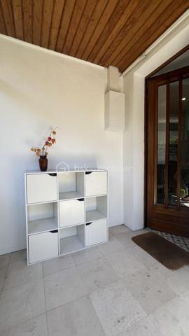 Magnifique Maison de 1923 rénovée avec studio indépendant – Idéal famille, adolescent ou investissement locatif
Situé dans le secteur recherché Quartier Centre-ville - Orangerie, à proximité de toutes les commodités, ce magnifique pavillon rénové offre une configuration idéale pour une famille, une activité indépendante ou un revenu locatif complémentaire grâce à son studio totalement indépendant entièrement électrique.

Une maison principale fonctionnelle et lumineuse
Édifiée sur un rez-de-chaussée surélevé, la maison principale dispose d’une entrée indépendante et se compose :
d’une cuisine équipée et aménagée
d’un séjour
d’une salle d’eau
d’une chambre au rez-de-chaussée

À l’étage :
un palier avec penderie
une seconde salle d’eau
deux belles chambres
Une petite cave accueille la chaudière.

Un studio indépendant entièrement aménagé
Avec sa propre entrée séparée, le studio comprend :
une entrée,
une cuisine équipée et aménagée
Couloir avec placard et son ballon d’eau
une salle d’eau,
des WC séparés.
Pièce de vie

Parfait pour accueillir un adolescent, un proche, exercer une activité professionnelle ou générer un revenu locatif afin d’aider à financer votre acquisition.
Des équipements pratiques et économiques

Chaque logement bénéficie :
•	de son propre compteur électrique,
•	de son chauffage indépendant (gaz pour la maison principale et électrique pour le studio).
La maison dispose également :
•	d’un compteur d’eau général avec compteur divisionnaire pour le studio,
•	d’un puits alimenté par les eaux pluviales,
•	d’une pompe de relevage.
Extérieurs
•	Terrain clos de 499 m²

Emplacement privilégié
À proximité immédiate :
•	commerces,
•	écoles maternelle, primaire et lycée,
•	école de musique,
•	parcs et jardins,
•	bus et accès rapides.
RER E Le Raincy à 13 min à pied
RER E Gagny à 15 min à pied
Accès rapide à la RN302.
Un bien rare offrant de multiples possibilités d’aménagement et d’investissement dans un environnement pratique et recherché.