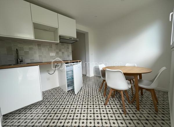Magnifique Maison de 1923 rénovée avec studio indépendant – Idéal famille, adolescent ou investissement locatif
Situé dans le secteur recherché Quartier Centre-ville - Orangerie, à proximité de toutes les commodités, ce magnifique pavillon rénové offre une configuration idéale pour une famille, une activité indépendante ou un revenu locatif complémentaire grâce à son studio totalement indépendant entièrement électrique.

Une maison principale fonctionnelle et lumineuse
Édifiée sur un rez-de-chaussée surélevé, la maison principale dispose d’une entrée indépendante et se compose :
d’une cuisine équipée et aménagée
d’un séjour
d’une salle d’eau
d’une chambre au rez-de-chaussée

À l’étage :
un palier avec penderie
une seconde salle d’eau
deux belles chambres
Une petite cave accueille la chaudière.

Un studio indépendant entièrement aménagé
Avec sa propre entrée séparée, le studio comprend :
une entrée,
une cuisine équipée et aménagée
Couloir avec placard et son ballon d’eau
une salle d’eau,
des WC séparés.
Pièce de vie

Parfait pour accueillir un adolescent, un proche, exercer une activité professionnelle ou générer un revenu locatif afin d’aider à financer votre acquisition.
Des équipements pratiques et économiques

Chaque logement bénéficie :
•	de son propre compteur électrique,
•	de son chauffage indépendant (gaz pour la maison principale et électrique pour le studio).
La maison dispose également :
•	d’un compteur d’eau général avec compteur divisionnaire pour le studio,
•	d’un puits alimenté par les eaux pluviales,
•	d’une pompe de relevage.
Extérieurs
•	Terrain clos de 499 m²

Emplacement privilégié
À proximité immédiate :
•	commerces,
•	écoles maternelle, primaire et lycée,
•	école de musique,
•	parcs et jardins,
•	bus et accès rapides.
RER E Le Raincy à 13 min à pied
RER E Gagny à 15 min à pied
Accès rapide à la RN302.
Un bien rare offrant de multiples possibilités d’aménagement et d’investissement dans un environnement pratique et recherché.