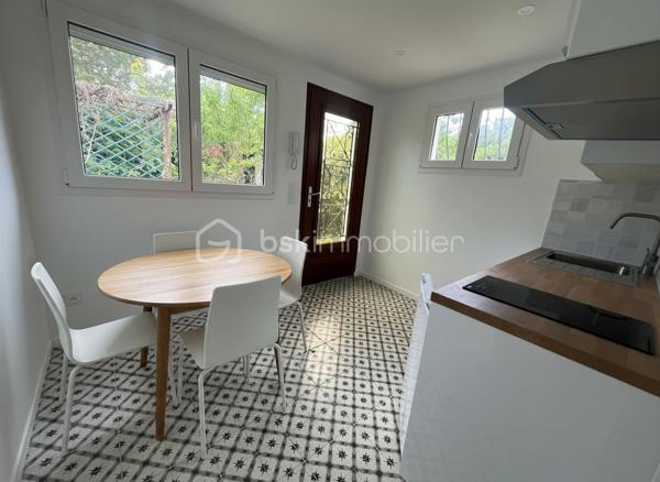 Magnifique Maison de 1923 rénovée avec studio indépendant – Idéal famille, adolescent ou investissement locatif
Situé dans le secteur recherché Quartier Centre-ville - Orangerie, à proximité de toutes les commodités, ce magnifique pavillon rénové offre une configuration idéale pour une famille, une activité indépendante ou un revenu locatif complémentaire grâce à son studio totalement indépendant entièrement électrique.

Une maison principale fonctionnelle et lumineuse
Édifiée sur un rez-de-chaussée surélevé, la maison principale dispose d’une entrée indépendante et se compose :
d’une cuisine équipée et aménagée
d’un séjour
d’une salle d’eau
d’une chambre au rez-de-chaussée

À l’étage :
un palier avec penderie
une seconde salle d’eau
deux belles chambres
Une petite cave accueille la chaudière.

Un studio indépendant entièrement aménagé
Avec sa propre entrée séparée, le studio comprend :
une entrée,
une cuisine équipée et aménagée
Couloir avec placard et son ballon d’eau
une salle d’eau,
des WC séparés.
Pièce de vie

Parfait pour accueillir un adolescent, un proche, exercer une activité professionnelle ou générer un revenu locatif afin d’aider à financer votre acquisition.
Des équipements pratiques et économiques

Chaque logement bénéficie :
•	de son propre compteur électrique,
•	de son chauffage indépendant (gaz pour la maison principale et électrique pour le studio).
La maison dispose également :
•	d’un compteur d’eau général avec compteur divisionnaire pour le studio,
•	d’un puits alimenté par les eaux pluviales,
•	d’une pompe de relevage.
Extérieurs
•	Terrain clos de 499 m²

Emplacement privilégié
À proximité immédiate :
•	commerces,
•	écoles maternelle, primaire et lycée,
•	école de musique,
•	parcs et jardins,
•	bus et accès rapides.
RER E Le Raincy à 13 min à pied
RER E Gagny à 15 min à pied
Accès rapide à la RN302.
Un bien rare offrant de multiples possibilités d’aménagement et d’investissement dans un environnement pratique et recherché.