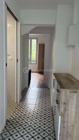 Magnifique Maison de 1923 rénovée avec studio indépendant – Idéal famille, adolescent ou investissement locatif
Situé dans le secteur recherché Quartier Centre-ville - Orangerie, à proximité de toutes les commodités, ce magnifique pavillon rénové offre une configuration idéale pour une famille, une activité indépendante ou un revenu locatif complémentaire grâce à son studio totalement indépendant entièrement électrique.

Une maison principale fonctionnelle et lumineuse
Édifiée sur un rez-de-chaussée surélevé, la maison principale dispose d’une entrée indépendante et se compose :
d’une cuisine équipée et aménagée
d’un séjour
d’une salle d’eau
d’une chambre au rez-de-chaussée

À l’étage :
un palier avec penderie
une seconde salle d’eau
deux belles chambres
Une petite cave accueille la chaudière.

Un studio indépendant entièrement aménagé
Avec sa propre entrée séparée, le studio comprend :
une entrée,
une cuisine équipée et aménagée
Couloir avec placard et son ballon d’eau
une salle d’eau,
des WC séparés.
Pièce de vie

Parfait pour accueillir un adolescent, un proche, exercer une activité professionnelle ou générer un revenu locatif afin d’aider à financer votre acquisition.
Des équipements pratiques et économiques

Chaque logement bénéficie :
•	de son propre compteur électrique,
•	de son chauffage indépendant (gaz pour la maison principale et électrique pour le studio).
La maison dispose également :
•	d’un compteur d’eau général avec compteur divisionnaire pour le studio,
•	d’un puits alimenté par les eaux pluviales,
•	d’une pompe de relevage.
Extérieurs
•	Terrain clos de 499 m²

Emplacement privilégié
À proximité immédiate :
•	commerces,
•	écoles maternelle, primaire et lycée,
•	école de musique,
•	parcs et jardins,
•	bus et accès rapides.
RER E Le Raincy à 13 min à pied
RER E Gagny à 15 min à pied
Accès rapide à la RN302.
Un bien rare offrant de multiples possibilités d’aménagement et d’investissement dans un environnement pratique et recherché.