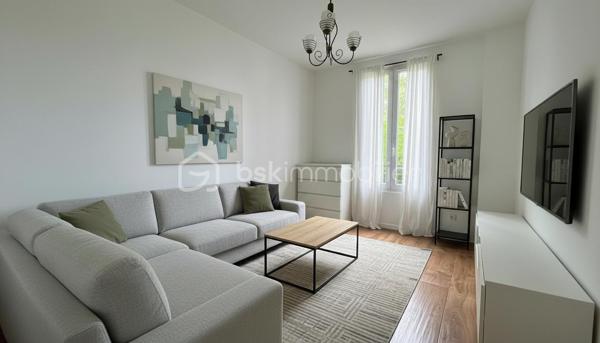 Magnifique Maison de 1923 rénovée avec studio indépendant – Idéal famille, adolescent ou investissement locatif
Situé dans le secteur recherché Quartier Centre-ville - Orangerie, à proximité de toutes les commodités, ce magnifique pavillon rénové offre une configuration idéale pour une famille, une activité indépendante ou un revenu locatif complémentaire grâce à son studio totalement indépendant entièrement électrique.

Une maison principale fonctionnelle et lumineuse
Édifiée sur un rez-de-chaussée surélevé, la maison principale dispose d’une entrée indépendante et se compose :
d’une cuisine équipée et aménagée
d’un séjour
d’une salle d’eau
d’une chambre au rez-de-chaussée

À l’étage :
un palier avec penderie
une seconde salle d’eau
deux belles chambres
Une petite cave accueille la chaudière.

Un studio indépendant entièrement aménagé
Avec sa propre entrée séparée, le studio comprend :
une entrée,
une cuisine équipée et aménagée
Couloir avec placard et son ballon d’eau
une salle d’eau,
des WC séparés.
Pièce de vie

Parfait pour accueillir un adolescent, un proche, exercer une activité professionnelle ou générer un revenu locatif afin d’aider à financer votre acquisition.
Des équipements pratiques et économiques

Chaque logement bénéficie :
•	de son propre compteur électrique,
•	de son chauffage indépendant (gaz pour la maison principale et électrique pour le studio).
La maison dispose également :
•	d’un compteur d’eau général avec compteur divisionnaire pour le studio,
•	d’un puits alimenté par les eaux pluviales,
•	d’une pompe de relevage.
Extérieurs
•	Terrain clos de 499 m²

Emplacement privilégié
À proximité immédiate :
•	commerces,
•	écoles maternelle, primaire et lycée,
•	école de musique,
•	parcs et jardins,
•	bus et accès rapides.
RER E Le Raincy à 13 min à pied
RER E Gagny à 15 min à pied
Accès rapide à la RN302.
Un bien rare offrant de multiples possibilités d’aménagement et d’investissement dans un environnement pratique et recherché.