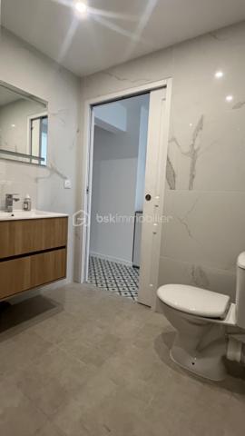 Magnifique Maison de 1923 rénovée avec studio indépendant – Idéal famille, adolescent ou investissement locatif
Situé dans le secteur recherché Quartier Centre-ville - Orangerie, à proximité de toutes les commodités, ce magnifique pavillon rénové offre une configuration idéale pour une famille, une activité indépendante ou un revenu locatif complémentaire grâce à son studio totalement indépendant entièrement électrique.

Une maison principale fonctionnelle et lumineuse
Édifiée sur un rez-de-chaussée surélevé, la maison principale dispose d’une entrée indépendante et se compose :
d’une cuisine équipée et aménagée
d’un séjour
d’une salle d’eau
d’une chambre au rez-de-chaussée

À l’étage :
un palier avec penderie
une seconde salle d’eau
deux belles chambres
Une petite cave accueille la chaudière.

Un studio indépendant entièrement aménagé
Avec sa propre entrée séparée, le studio comprend :
une entrée,
une cuisine équipée et aménagée
Couloir avec placard et son ballon d’eau
une salle d’eau,
des WC séparés.
Pièce de vie

Parfait pour accueillir un adolescent, un proche, exercer une activité professionnelle ou générer un revenu locatif afin d’aider à financer votre acquisition.
Des équipements pratiques et économiques

Chaque logement bénéficie :
•	de son propre compteur électrique,
•	de son chauffage indépendant (gaz pour la maison principale et électrique pour le studio).
La maison dispose également :
•	d’un compteur d’eau général avec compteur divisionnaire pour le studio,
•	d’un puits alimenté par les eaux pluviales,
•	d’une pompe de relevage.
Extérieurs
•	Terrain clos de 499 m²

Emplacement privilégié
À proximité immédiate :
•	commerces,
•	écoles maternelle, primaire et lycée,
•	école de musique,
•	parcs et jardins,
•	bus et accès rapides.
RER E Le Raincy à 13 min à pied
RER E Gagny à 15 min à pied
Accès rapide à la RN302.
Un bien rare offrant de multiples possibilités d’aménagement et d’investissement dans un environnement pratique et recherché.