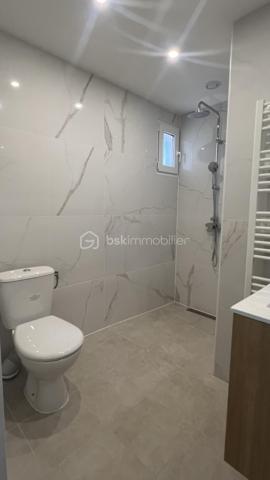 Magnifique Maison de 1923 rénovée avec studio indépendant – Idéal famille, adolescent ou investissement locatif
Situé dans le secteur recherché Quartier Centre-ville - Orangerie, à proximité de toutes les commodités, ce magnifique pavillon rénové offre une configuration idéale pour une famille, une activité indépendante ou un revenu locatif complémentaire grâce à son studio totalement indépendant entièrement électrique.

Une maison principale fonctionnelle et lumineuse
Édifiée sur un rez-de-chaussée surélevé, la maison principale dispose d’une entrée indépendante et se compose :
d’une cuisine équipée et aménagée
d’un séjour
d’une salle d’eau
d’une chambre au rez-de-chaussée

À l’étage :
un palier avec penderie
une seconde salle d’eau
deux belles chambres
Une petite cave accueille la chaudière.

Un studio indépendant entièrement aménagé
Avec sa propre entrée séparée, le studio comprend :
une entrée,
une cuisine équipée et aménagée
Couloir avec placard et son ballon d’eau
une salle d’eau,
des WC séparés.
Pièce de vie

Parfait pour accueillir un adolescent, un proche, exercer une activité professionnelle ou générer un revenu locatif afin d’aider à financer votre acquisition.
Des équipements pratiques et économiques

Chaque logement bénéficie :
•	de son propre compteur électrique,
•	de son chauffage indépendant (gaz pour la maison principale et électrique pour le studio).
La maison dispose également :
•	d’un compteur d’eau général avec compteur divisionnaire pour le studio,
•	d’un puits alimenté par les eaux pluviales,
•	d’une pompe de relevage.
Extérieurs
•	Terrain clos de 499 m²

Emplacement privilégié
À proximité immédiate :
•	commerces,
•	écoles maternelle, primaire et lycée,
•	école de musique,
•	parcs et jardins,
•	bus et accès rapides.
RER E Le Raincy à 13 min à pied
RER E Gagny à 15 min à pied
Accès rapide à la RN302.
Un bien rare offrant de multiples possibilités d’aménagement et d’investissement dans un environnement pratique et recherché.