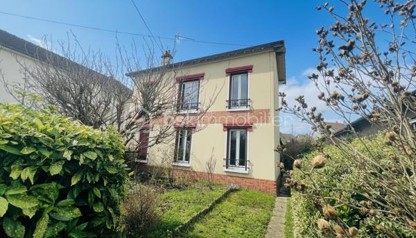 Magnifique Maison de 1923 rénovée avec studio indépendant – Idéal famille, adolescent ou investissement locatif
Situé dans le secteur recherché Quartier Centre-ville - Orangerie, à proximité de toutes les commodités, ce magnifique pavillon rénové offre une configuration idéale pour une famille, une activité indépendante ou un revenu locatif complémentaire grâce à son studio totalement indépendant entièrement électrique.

Une maison principale fonctionnelle et lumineuse
Édifiée sur un rez-de-chaussée surélevé, la maison principale dispose d’une entrée indépendante et se compose :
d’une cuisine équipée et aménagée
d’un séjour
d’une salle d’eau
d’une chambre au rez-de-chaussée

À l’étage :
un palier avec penderie
une seconde salle d’eau
deux belles chambres
Une petite cave accueille la chaudière.

Un studio indépendant entièrement aménagé
Avec sa propre entrée séparée, le studio comprend :
une entrée,
une cuisine équipée et aménagée
Couloir avec placard et son ballon d’eau
une salle d’eau,
des WC séparés.
Pièce de vie

Parfait pour accueillir un adolescent, un proche, exercer une activité professionnelle ou générer un revenu locatif afin d’aider à financer votre acquisition.
Des équipements pratiques et économiques

Chaque logement bénéficie :
•	de son propre compteur électrique,
•	de son chauffage indépendant (gaz pour la maison principale et électrique pour le studio).
La maison dispose également :
•	d’un compteur d’eau général avec compteur divisionnaire pour le studio,
•	d’un puits alimenté par les eaux pluviales,
•	d’une pompe de relevage.
Extérieurs
•	Terrain clos de 499 m²

Emplacement privilégié
À proximité immédiate :
•	commerces,
•	écoles maternelle, primaire et lycée,
•	école de musique,
•	parcs et jardins,
•	bus et accès rapides.
RER E Le Raincy à 13 min à pied
RER E Gagny à 15 min à pied
Accès rapide à la RN302.
Un bien rare offrant de multiples possibilités d’aménagement et d’investissement dans un environnement pratique et recherché.