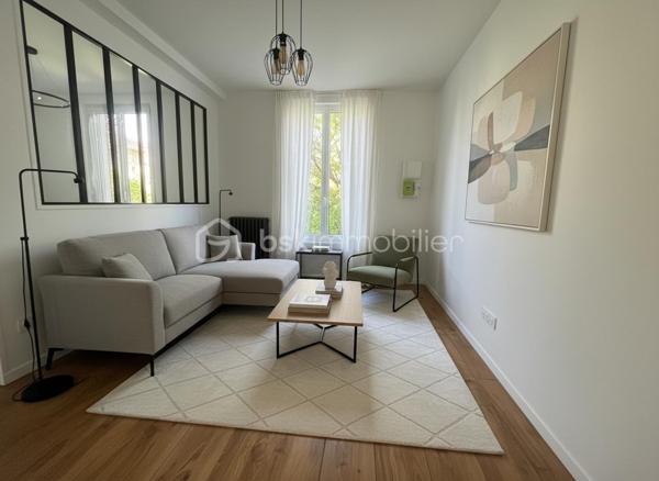 Magnifique Maison de 1923 rénovée avec studio indépendant – Idéal famille, adolescent ou investissement locatif
Situé dans le secteur recherché Quartier Centre-ville - Orangerie, à proximité de toutes les commodités, ce magnifique pavillon rénové offre une configuration idéale pour une famille, une activité indépendante ou un revenu locatif complémentaire grâce à son studio totalement indépendant entièrement électrique.

Une maison principale fonctionnelle et lumineuse
Édifiée sur un rez-de-chaussée surélevé, la maison principale dispose d’une entrée indépendante et se compose :
d’une cuisine équipée et aménagée
d’un séjour
d’une salle d’eau
d’une chambre au rez-de-chaussée

À l’étage :
un palier avec penderie
une seconde salle d’eau
deux belles chambres
Une petite cave accueille la chaudière.

Un studio indépendant entièrement aménagé
Avec sa propre entrée séparée, le studio comprend :
une entrée,
une cuisine équipée et aménagée
Couloir avec placard et son ballon d’eau
une salle d’eau,
des WC séparés.
Pièce de vie

Parfait pour accueillir un adolescent, un proche, exercer une activité professionnelle ou générer un revenu locatif afin d’aider à financer votre acquisition.
Des équipements pratiques et économiques

Chaque logement bénéficie :
•	de son propre compteur électrique,
•	de son chauffage indépendant (gaz pour la maison principale et électrique pour le studio).
La maison dispose également :
•	d’un compteur d’eau général avec compteur divisionnaire pour le studio,
•	d’un puits alimenté par les eaux pluviales,
•	d’une pompe de relevage.
Extérieurs
•	Terrain clos de 499 m²

Emplacement privilégié
À proximité immédiate :
•	commerces,
•	écoles maternelle, primaire et lycée,
•	école de musique,
•	parcs et jardins,
•	bus et accès rapides.
RER E Le Raincy à 13 min à pied
RER E Gagny à 15 min à pied
Accès rapide à la RN302.
Un bien rare offrant de multiples possibilités d’aménagement et d’investissement dans un environnement pratique et recherché.