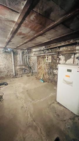 Magnifique Maison entièrement  rénovée de 1923 avec studio indépendant – Idéal famille, adolescent ou investissement locatif
Situé dans le secteur recherché Quartier Centre-ville - Orangerie, à proximité de toutes les commodités, ce magnifique pavillon rénové offre une configuration idéale pour une famille, une activité indépendante ou un revenu locatif complémentaire grâce à son studio totalement indépendant entièrement électrique.

Une maison principale fonctionnelle et lumineuse de 3/4 pièces
Édifiée sur un rez-de-chaussée surélevé, la maison principale dispose d’une entrée indépendante et se compose :
d’une cuisine équipée et aménagée
d’un séjour
d’une salle d’eau
d’une chambre au rez-de-chaussée

À l’étage :
un palier avec penderie
une seconde salle d’eau
deux belles chambres
Une petite cave accueille la chaudière.

Un studio indépendant entièrement aménagé
Avec sa propre entrée séparée, le studio comprend :
une entrée,
une cuisine équipée et aménagée
Couloir avec placard et son ballon d’eau individuel
une salle d’eau
un WC séparé.
une pièce de vie lumineuse

Parfait pour accueillir un adolescent, un proche, exercer une activité professionnelle ou générer un revenu locatif afin d’aider à financer votre acquisition.
Des équipements pratiques et économiques

Chaque logement bénéficie :
•	de son propre compteur électrique,
•	de son chauffage indépendant (gaz pour la maison principale et électrique pour le studio).
La maison dispose également :
•	d’un compteur d’eau général avec compteur divisionnaire pour le studio,
•	d’un puits alimenté par les eaux pluviales,
•	d’une pompe de relevage.
Extérieurs
•	Terrain clos de 499 m² (rare sur le secteur)

Emplacement privilégié
À proximité immédiate :
•	commerces,
•	écoles maternelle, primaire et lycée,
•	école de musique,
•	parcs et jardins,
•	bus et accès rapides.
RER E Le Raincy à 13 min à pied
RER E Gagny à 15 min à pied
Accès rapide à la RN302.
Un bien rare offrant de multiples possibilités d’aménagement et d’investissement dans un environnement pratique et recherché.