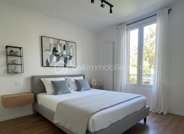 Magnifique Maison de 1923 rénovée avec studio indépendant – Idéal famille, adolescent ou investissement locatif
Situé dans le secteur recherché Quartier Centre-ville - Orangerie, à proximité de toutes les commodités, ce magnifique pavillon rénové offre une configuration idéale pour une famille, une activité indépendante ou un revenu locatif complémentaire grâce à son studio totalement indépendant entièrement électrique.

Une maison principale fonctionnelle et lumineuse
Édifiée sur un rez-de-chaussée surélevé, la maison principale dispose d’une entrée indépendante et se compose :
d’une cuisine équipée et aménagée
d’un séjour
d’une salle d’eau
d’une chambre au rez-de-chaussée

À l’étage :
un palier avec penderie
une seconde salle d’eau
deux belles chambres
Une petite cave accueille la chaudière.

Un studio indépendant entièrement aménagé
Avec sa propre entrée séparée, le studio comprend :
une entrée,
une cuisine équipée et aménagée
Couloir avec placard et son ballon d’eau
une salle d’eau,
des WC séparés.
Pièce de vie

Parfait pour accueillir un adolescent, un proche, exercer une activité professionnelle ou générer un revenu locatif afin d’aider à financer votre acquisition.
Des équipements pratiques et économiques

Chaque logement bénéficie :
•	de son propre compteur électrique,
•	de son chauffage indépendant (gaz pour la maison principale et électrique pour le studio).
La maison dispose également :
•	d’un compteur d’eau général avec compteur divisionnaire pour le studio,
•	d’un puits alimenté par les eaux pluviales,
•	d’une pompe de relevage.
Extérieurs
•	Terrain clos de 499 m²

Emplacement privilégié
À proximité immédiate :
•	commerces,
•	écoles maternelle, primaire et lycée,
•	école de musique,
•	parcs et jardins,
•	bus et accès rapides.
RER E Le Raincy à 13 min à pied
RER E Gagny à 15 min à pied
Accès rapide à la RN302.
Un bien rare offrant de multiples possibilités d’aménagement et d’investissement dans un environnement pratique et recherché.