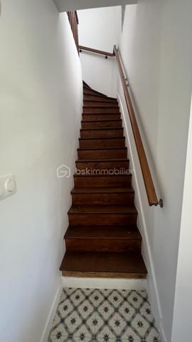 Magnifique Maison de 1923 rénovée avec studio indépendant – Idéal famille, adolescent ou investissement locatif
Situé dans le secteur recherché Quartier Centre-ville - Orangerie, à proximité de toutes les commodités, ce magnifique pavillon rénové offre une configuration idéale pour une famille, une activité indépendante ou un revenu locatif complémentaire grâce à son studio totalement indépendant entièrement électrique.

Une maison principale fonctionnelle et lumineuse
Édifiée sur un rez-de-chaussée surélevé, la maison principale dispose d’une entrée indépendante et se compose :
d’une cuisine équipée et aménagée
d’un séjour
d’une salle d’eau
d’une chambre au rez-de-chaussée

À l’étage :
un palier avec penderie
une seconde salle d’eau
deux belles chambres
Une petite cave accueille la chaudière.

Un studio indépendant entièrement aménagé
Avec sa propre entrée séparée, le studio comprend :
une entrée,
une cuisine équipée et aménagée
Couloir avec placard et son ballon d’eau
une salle d’eau,
des WC séparés.
Pièce de vie

Parfait pour accueillir un adolescent, un proche, exercer une activité professionnelle ou générer un revenu locatif afin d’aider à financer votre acquisition.
Des équipements pratiques et économiques

Chaque logement bénéficie :
•	de son propre compteur électrique,
•	de son chauffage indépendant (gaz pour la maison principale et électrique pour le studio).
La maison dispose également :
•	d’un compteur d’eau général avec compteur divisionnaire pour le studio,
•	d’un puits alimenté par les eaux pluviales,
•	d’une pompe de relevage.
Extérieurs
•	Terrain clos de 499 m²

Emplacement privilégié
À proximité immédiate :
•	commerces,
•	écoles maternelle, primaire et lycée,
•	école de musique,
•	parcs et jardins,
•	bus et accès rapides.
RER E Le Raincy à 13 min à pied
RER E Gagny à 15 min à pied
Accès rapide à la RN302.
Un bien rare offrant de multiples possibilités d’aménagement et d’investissement dans un environnement pratique et recherché.