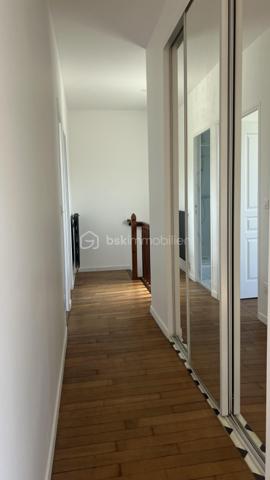 Magnifique Maison de 1923 rénovée avec studio indépendant – Idéal famille, adolescent ou investissement locatif
Situé dans le secteur recherché Quartier Centre-ville - Orangerie, à proximité de toutes les commodités, ce magnifique pavillon rénové offre une configuration idéale pour une famille, une activité indépendante ou un revenu locatif complémentaire grâce à son studio totalement indépendant entièrement électrique.

Une maison principale fonctionnelle et lumineuse
Édifiée sur un rez-de-chaussée surélevé, la maison principale dispose d’une entrée indépendante et se compose :
d’une cuisine équipée et aménagée
d’un séjour
d’une salle d’eau
d’une chambre au rez-de-chaussée

À l’étage :
un palier avec penderie
une seconde salle d’eau
deux belles chambres
Une petite cave accueille la chaudière.

Un studio indépendant entièrement aménagé
Avec sa propre entrée séparée, le studio comprend :
une entrée,
une cuisine équipée et aménagée
Couloir avec placard et son ballon d’eau
une salle d’eau,
des WC séparés.
Pièce de vie

Parfait pour accueillir un adolescent, un proche, exercer une activité professionnelle ou générer un revenu locatif afin d’aider à financer votre acquisition.
Des équipements pratiques et économiques

Chaque logement bénéficie :
•	de son propre compteur électrique,
•	de son chauffage indépendant (gaz pour la maison principale et électrique pour le studio).
La maison dispose également :
•	d’un compteur d’eau général avec compteur divisionnaire pour le studio,
•	d’un puits alimenté par les eaux pluviales,
•	d’une pompe de relevage.
Extérieurs
•	Terrain clos de 499 m²

Emplacement privilégié
À proximité immédiate :
•	commerces,
•	écoles maternelle, primaire et lycée,
•	école de musique,
•	parcs et jardins,
•	bus et accès rapides.
RER E Le Raincy à 13 min à pied
RER E Gagny à 15 min à pied
Accès rapide à la RN302.
Un bien rare offrant de multiples possibilités d’aménagement et d’investissement dans un environnement pratique et recherché.