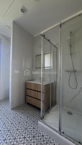 Magnifique Maison de 1923 rénovée avec studio indépendant – Idéal famille, adolescent ou investissement locatif
Situé dans le secteur recherché Quartier Centre-ville - Orangerie, à proximité de toutes les commodités, ce magnifique pavillon rénové offre une configuration idéale pour une famille, une activité indépendante ou un revenu locatif complémentaire grâce à son studio totalement indépendant entièrement électrique.

Une maison principale fonctionnelle et lumineuse
Édifiée sur un rez-de-chaussée surélevé, la maison principale dispose d’une entrée indépendante et se compose :
d’une cuisine équipée et aménagée
d’un séjour
d’une salle d’eau
d’une chambre au rez-de-chaussée

À l’étage :
un palier avec penderie
une seconde salle d’eau
deux belles chambres
Une petite cave accueille la chaudière.

Un studio indépendant entièrement aménagé
Avec sa propre entrée séparée, le studio comprend :
une entrée,
une cuisine équipée et aménagée
Couloir avec placard et son ballon d’eau
une salle d’eau,
des WC séparés.
Pièce de vie

Parfait pour accueillir un adolescent, un proche, exercer une activité professionnelle ou générer un revenu locatif afin d’aider à financer votre acquisition.
Des équipements pratiques et économiques

Chaque logement bénéficie :
•	de son propre compteur électrique,
•	de son chauffage indépendant (gaz pour la maison principale et électrique pour le studio).
La maison dispose également :
•	d’un compteur d’eau général avec compteur divisionnaire pour le studio,
•	d’un puits alimenté par les eaux pluviales,
•	d’une pompe de relevage.
Extérieurs
•	Terrain clos de 499 m²

Emplacement privilégié
À proximité immédiate :
•	commerces,
•	écoles maternelle, primaire et lycée,
•	école de musique,
•	parcs et jardins,
•	bus et accès rapides.
RER E Le Raincy à 13 min à pied
RER E Gagny à 15 min à pied
Accès rapide à la RN302.
Un bien rare offrant de multiples possibilités d’aménagement et d’investissement dans un environnement pratique et recherché.