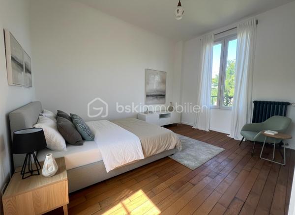 Magnifique Maison de 1923 rénovée avec studio indépendant – Idéal famille, adolescent ou investissement locatif
Situé dans le secteur recherché Quartier Centre-ville - Orangerie, à proximité de toutes les commodités, ce magnifique pavillon rénové offre une configuration idéale pour une famille, une activité indépendante ou un revenu locatif complémentaire grâce à son studio totalement indépendant entièrement électrique.

Une maison principale fonctionnelle et lumineuse
Édifiée sur un rez-de-chaussée surélevé, la maison principale dispose d’une entrée indépendante et se compose :
d’une cuisine équipée et aménagée
d’un séjour
d’une salle d’eau
d’une chambre au rez-de-chaussée

À l’étage :
un palier avec penderie
une seconde salle d’eau
deux belles chambres
Une petite cave accueille la chaudière.

Un studio indépendant entièrement aménagé
Avec sa propre entrée séparée, le studio comprend :
une entrée,
une cuisine équipée et aménagée
Couloir avec placard et son ballon d’eau
une salle d’eau,
des WC séparés.
Pièce de vie

Parfait pour accueillir un adolescent, un proche, exercer une activité professionnelle ou générer un revenu locatif afin d’aider à financer votre acquisition.
Des équipements pratiques et économiques

Chaque logement bénéficie :
•	de son propre compteur électrique,
•	de son chauffage indépendant (gaz pour la maison principale et électrique pour le studio).
La maison dispose également :
•	d’un compteur d’eau général avec compteur divisionnaire pour le studio,
•	d’un puits alimenté par les eaux pluviales,
•	d’une pompe de relevage.
Extérieurs
•	Terrain clos de 499 m²

Emplacement privilégié
À proximité immédiate :
•	commerces,
•	écoles maternelle, primaire et lycée,
•	école de musique,
•	parcs et jardins,
•	bus et accès rapides.
RER E Le Raincy à 13 min à pied
RER E Gagny à 15 min à pied
Accès rapide à la RN302.
Un bien rare offrant de multiples possibilités d’aménagement et d’investissement dans un environnement pratique et recherché.