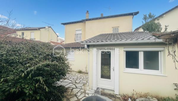 Magnifique Maison de 1923 rénovée avec studio indépendant – Idéal famille, adolescent ou investissement locatif
Situé dans le secteur recherché Quartier Centre-ville - Orangerie, à proximité de toutes les commodités, ce magnifique pavillon rénové offre une configuration idéale pour une famille, une activité indépendante ou un revenu locatif complémentaire grâce à son studio totalement indépendant entièrement électrique.

Une maison principale fonctionnelle et lumineuse
Édifiée sur un rez-de-chaussée surélevé, la maison principale dispose d’une entrée indépendante et se compose :
d’une cuisine équipée et aménagée
d’un séjour
d’une salle d’eau
d’une chambre au rez-de-chaussée

À l’étage :
un palier avec penderie
une seconde salle d’eau
deux belles chambres
Une petite cave accueille la chaudière.

Un studio indépendant entièrement aménagé
Avec sa propre entrée séparée, le studio comprend :
une entrée,
une cuisine équipée et aménagée
Couloir avec placard et son ballon d’eau
une salle d’eau,
des WC séparés.
Pièce de vie

Parfait pour accueillir un adolescent, un proche, exercer une activité professionnelle ou générer un revenu locatif afin d’aider à financer votre acquisition.
Des équipements pratiques et économiques

Chaque logement bénéficie :
•	de son propre compteur électrique,
•	de son chauffage indépendant (gaz pour la maison principale et électrique pour le studio).
La maison dispose également :
•	d’un compteur d’eau général avec compteur divisionnaire pour le studio,
•	d’un puits alimenté par les eaux pluviales,
•	d’une pompe de relevage.
Extérieurs
•	Terrain clos de 499 m²

Emplacement privilégié
À proximité immédiate :
•	commerces,
•	écoles maternelle, primaire et lycée,
•	école de musique,
•	parcs et jardins,
•	bus et accès rapides.
RER E Le Raincy à 13 min à pied
RER E Gagny à 15 min à pied
Accès rapide à la RN302.
Un bien rare offrant de multiples possibilités d’aménagement et d’investissement dans un environnement pratique et recherché.