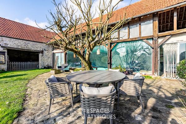 Longère en pierre avec jardin, piscine et dépendances près de Senlis