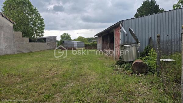 Venez vite découvrir se terrain plat, à bâtir, situé dans un hameau, environnement tres calme, à quelques minutes en voiture des commodités. trois minutes de Sauzé-entre-bois, dix minutes de Chaunay, trente minutes de Lusignan.

Parcelle de 1104 m² avec hangars, (démontables), terrain non viabilisé, clôturé

Une visite ?
