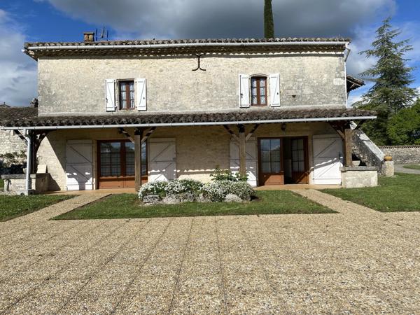 Charmante maison en pierre avec terrasse couverte