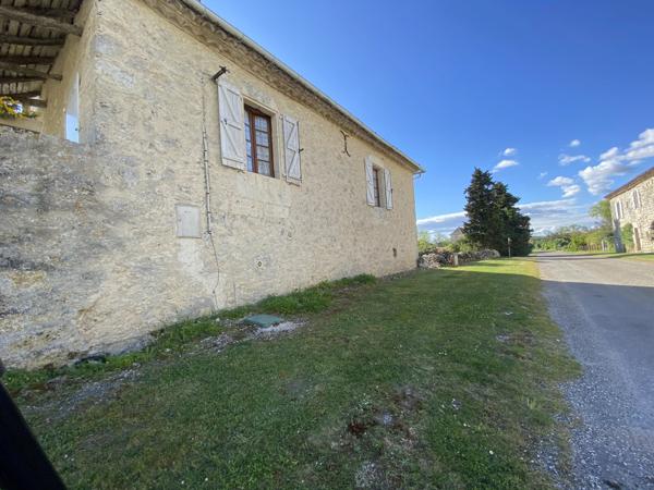 Charmante maison en pierre avec terrasse couverte