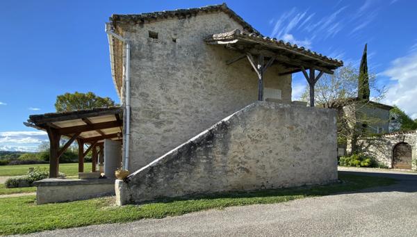 Charmante maison en pierre avec terrasse couverte