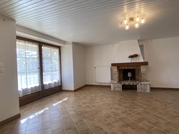 Charmante maison en pierre avec terrasse couverte