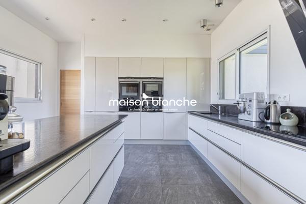 MAISON CONTEMPORAINE D’EXCEPTION – À 20 MIN AU NORD D’ANGERS