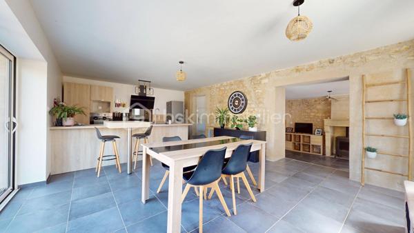EXCLUSIVITÉ Hélène BERTHOU BSK – VISITE VIRTUELLE DISPONIBLE EN LIGNE

💥 CHARME DE LA PIERRE & BEAUX VOLUMES !

Vous recherchez une MAISON EN PIERRE au CHARME AUTHENTIQUE, mêlant le CACHET DE L’ANCIEN au CONFORT D’UNE RÉNOVATION RÉCENTE ?

Dans un PETIT HAMEAU à moins de 5 MINUTES DE PONT-L’ABBÉ-D’ARNOULT, découvrez cette maison chaleureuse aux BEAUX VOLUMES, offrant 4 CHAMBRES dont une SUPERBE SUITE PARENTALE EN REZ-DE-CHAUSSÉE. Une maison pleine de caractère qui pourrait bien vous faire craquer !

🏡 Descriptif du bien

✅ SÉJOUR avec CLIMATISATION RÉVERSIBLE, accueillant une CUISINE AMÉNAGÉE ET ÉQUIPÉE
✅ CELLIER attenant permettant d’accueillir stockage alimentaire, MACHINE À LAVER, SÈCHE-LINGE et CONGÉLATEUR
✅ SALON chaleureux avec POÊLE À BOIS récent
✅ Superbe SUITE PARENTALE en rez-de-chaussée avec BAIGNOIRE, DOUCHE, DOUBLE VASQUE et DRESSING
✅ WC indépendant
✅ Palier desservant l’accès à l’étage par un ESCALIER MÉTALLIQUE
  ⚠️ Rambarde de protection à installer

À l’étage :

✅ 3 CHAMBRES d’environ 15 m², 12 m² et 24 m² au sol pour la plus grande, cette dernière étant MANSARDÉE
💡 L’accès aux chambres se fait par un palier présentant une hauteur sous plafond réduite par endroits.

🌳 Extérieurs

✅ Petit Terrain Fermé par un portail manuel
✅ TERRASSE avec ROBINET EXTÉRIEUR (Possibilité d’aménager une agréable CUISINE D’ÉTÉ)
✅ Façade principale exposée SUD-OUEST

⚙️ Côté technique

✅ Maison RÉNOVÉE progressivement entre 2017 et 2024
✅ OUVERTURES et VELUX remplacés entre 2022 et 2024
✅ CLIMATISATION RÉVERSIBLE récente
✅ POÊLE À BOIS récent
✅ FIBRE
✅ ASSAINISSEMENT INDIVIDUEL CONFORME

📍 Les + qui font la différence

✔ Le CHARME authentique de la PIERRE
✔ 4 CHAMBRES, idéal pour une famille
✔ Une véritable SUITE PARENTALE EN REZ-DE-CHAUSSÉE
✔ Maison rénovée avec des équipements récents
✔ Petit hameau à MOINS DE 5 MINUTES DE PONT-L’ABBÉ-D’ARNOULT
✔ VISITE VIRTUELLE disponible pour découvrir la maison avant de vous déplacer

🔎 À savoir en toute transparence

➜ Présence d’un DROIT DE PASSAGE DEVANT LA MAISON
➜ Rambarde de protection à prévoir au niveau de l’escalier métallique
➜ À l’étage, le palier d’accès aux chambres présente une HAUTEUR SOUS PLAFOND RÉDUITE