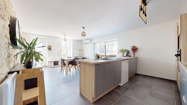 EXCLUSIVITÉ Hélène BERTHOU BSK – VISITE VIRTUELLE DISPONIBLE EN LIGNE

💥 CHARME DE LA PIERRE & BEAUX VOLUMES !

Vous recherchez une MAISON EN PIERRE au CHARME AUTHENTIQUE, mêlant le CACHET DE L’ANCIEN au CONFORT D’UNE RÉNOVATION RÉCENTE ?

Dans un PETIT HAMEAU à moins de 5 MINUTES DE PONT-L’ABBÉ-D’ARNOULT, découvrez cette maison chaleureuse aux BEAUX VOLUMES, offrant 4 CHAMBRES dont une SUPERBE SUITE PARENTALE EN REZ-DE-CHAUSSÉE. Une maison pleine de caractère qui pourrait bien vous faire craquer !

🏡 Descriptif du bien

✅ SÉJOUR avec CLIMATISATION RÉVERSIBLE, accueillant une CUISINE AMÉNAGÉE ET ÉQUIPÉE
✅ CELLIER attenant permettant d’accueillir stockage alimentaire, MACHINE À LAVER, SÈCHE-LINGE et CONGÉLATEUR
✅ SALON chaleureux avec POÊLE À BOIS récent
✅ Superbe SUITE PARENTALE en rez-de-chaussée avec BAIGNOIRE, DOUCHE, DOUBLE VASQUE et DRESSING
✅ WC indépendant
✅ Palier desservant l’accès à l’étage par un ESCALIER MÉTALLIQUE
  ⚠️ Rambarde de protection à installer

À l’étage :

✅ 3 CHAMBRES d’environ 15 m², 12 m² et 24 m² au sol pour la plus grande, cette dernière étant MANSARDÉE
💡 L’accès aux chambres se fait par un palier présentant une hauteur sous plafond réduite par endroits.

🌳 Extérieurs

✅ Petit Terrain Fermé par un portail manuel
✅ TERRASSE avec ROBINET EXTÉRIEUR (Possibilité d’aménager une agréable CUISINE D’ÉTÉ)
✅ Façade principale exposée SUD-OUEST

⚙️ Côté technique

✅ Maison RÉNOVÉE progressivement entre 2017 et 2024
✅ OUVERTURES et VELUX remplacés entre 2022 et 2024
✅ CLIMATISATION RÉVERSIBLE récente
✅ POÊLE À BOIS récent
✅ FIBRE
✅ ASSAINISSEMENT INDIVIDUEL CONFORME

📍 Les + qui font la différence

✔ Le CHARME authentique de la PIERRE
✔ 4 CHAMBRES, idéal pour une famille
✔ Une véritable SUITE PARENTALE EN REZ-DE-CHAUSSÉE
✔ Maison rénovée avec des équipements récents
✔ Petit hameau à MOINS DE 5 MINUTES DE PONT-L’ABBÉ-D’ARNOULT
✔ VISITE VIRTUELLE disponible pour découvrir la maison avant de vous déplacer

🔎 À savoir en toute transparence

➜ Présence d’un DROIT DE PASSAGE DEVANT LA MAISON
➜ Rambarde de protection à prévoir au niveau de l’escalier métallique
➜ À l’étage, le palier d’accès aux chambres présente une HAUTEUR SOUS PLAFOND RÉDUITE