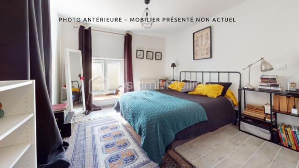 EXCLUSIVITÉ Hélène BERTHOU BSK – VISITE VIRTUELLE DISPONIBLE EN LIGNE

💥 CHARME DE LA PIERRE & BEAUX VOLUMES !

Vous recherchez une MAISON EN PIERRE au CHARME AUTHENTIQUE, mêlant le CACHET DE L’ANCIEN au CONFORT D’UNE RÉNOVATION RÉCENTE ?

Dans un PETIT HAMEAU à moins de 5 MINUTES DE PONT-L’ABBÉ-D’ARNOULT, découvrez cette maison chaleureuse aux BEAUX VOLUMES, offrant 4 CHAMBRES dont une SUPERBE SUITE PARENTALE EN REZ-DE-CHAUSSÉE. Une maison pleine de caractère qui pourrait bien vous faire craquer !

🏡 Descriptif du bien

✅ SÉJOUR avec CLIMATISATION RÉVERSIBLE, accueillant une CUISINE AMÉNAGÉE ET ÉQUIPÉE
✅ CELLIER attenant permettant d’accueillir stockage alimentaire, MACHINE À LAVER, SÈCHE-LINGE et CONGÉLATEUR
✅ SALON chaleureux avec POÊLE À BOIS récent
✅ Superbe SUITE PARENTALE en rez-de-chaussée avec BAIGNOIRE, DOUCHE, DOUBLE VASQUE et DRESSING
✅ WC indépendant
✅ Palier desservant l’accès à l’étage par un ESCALIER MÉTALLIQUE
  ⚠️ Rambarde de protection à installer

À l’étage :

✅ 3 CHAMBRES d’environ 15 m², 12 m² et 24 m² au sol pour la plus grande, cette dernière étant MANSARDÉE
💡 L’accès aux chambres se fait par un palier présentant une hauteur sous plafond réduite par endroits.

🌳 Extérieurs

✅ Petit Terrain Fermé par un portail manuel
✅ TERRASSE avec ROBINET EXTÉRIEUR (Possibilité d’aménager une agréable CUISINE D’ÉTÉ)
✅ Façade principale exposée SUD-OUEST

⚙️ Côté technique

✅ Maison RÉNOVÉE progressivement entre 2017 et 2024
✅ OUVERTURES et VELUX remplacés entre 2022 et 2024
✅ CLIMATISATION RÉVERSIBLE récente
✅ POÊLE À BOIS récent
✅ FIBRE
✅ ASSAINISSEMENT INDIVIDUEL CONFORME

📍 Les + qui font la différence

✔ Le CHARME authentique de la PIERRE
✔ 4 CHAMBRES, idéal pour une famille
✔ Une véritable SUITE PARENTALE EN REZ-DE-CHAUSSÉE
✔ Maison rénovée avec des équipements récents
✔ Petit hameau à MOINS DE 5 MINUTES DE PONT-L’ABBÉ-D’ARNOULT
✔ VISITE VIRTUELLE disponible pour découvrir la maison avant de vous déplacer

🔎 À savoir en toute transparence

➜ Présence d’un DROIT DE PASSAGE DEVANT LA MAISON
➜ Rambarde de protection à prévoir au niveau de l’escalier métallique
➜ À l’étage, le palier d’accès aux chambres présente une HAUTEUR SOUS PLAFOND RÉDUITE