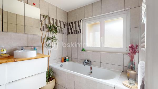 EXCLUSIVITÉ Hélène BERTHOU BSK – VISITE VIRTUELLE DISPONIBLE EN LIGNE

💥 CHARME DE LA PIERRE & BEAUX VOLUMES !

Vous recherchez une MAISON EN PIERRE au CHARME AUTHENTIQUE, mêlant le CACHET DE L’ANCIEN au CONFORT D’UNE RÉNOVATION RÉCENTE ?

Dans un PETIT HAMEAU à moins de 5 MINUTES DE PONT-L’ABBÉ-D’ARNOULT, découvrez cette maison chaleureuse aux BEAUX VOLUMES, offrant 4 CHAMBRES dont une SUPERBE SUITE PARENTALE EN REZ-DE-CHAUSSÉE. Une maison pleine de caractère qui pourrait bien vous faire craquer !

🏡 Descriptif du bien

✅ SÉJOUR avec CLIMATISATION RÉVERSIBLE, accueillant une CUISINE AMÉNAGÉE ET ÉQUIPÉE
✅ CELLIER attenant permettant d’accueillir stockage alimentaire, MACHINE À LAVER, SÈCHE-LINGE et CONGÉLATEUR
✅ SALON chaleureux avec POÊLE À BOIS récent
✅ Superbe SUITE PARENTALE en rez-de-chaussée avec BAIGNOIRE, DOUCHE, DOUBLE VASQUE et DRESSING
✅ WC indépendant
✅ Palier desservant l’accès à l’étage par un ESCALIER MÉTALLIQUE
  ⚠️ Rambarde de protection à installer

À l’étage :

✅ 3 CHAMBRES d’environ 15 m², 12 m² et 24 m² au sol pour la plus grande, cette dernière étant MANSARDÉE
💡 L’accès aux chambres se fait par un palier présentant une hauteur sous plafond réduite par endroits.

🌳 Extérieurs

✅ Petit Terrain Fermé par un portail manuel
✅ TERRASSE avec ROBINET EXTÉRIEUR (Possibilité d’aménager une agréable CUISINE D’ÉTÉ)
✅ Façade principale exposée SUD-OUEST

⚙️ Côté technique

✅ Maison RÉNOVÉE progressivement entre 2017 et 2024
✅ OUVERTURES et VELUX remplacés entre 2022 et 2024
✅ CLIMATISATION RÉVERSIBLE récente
✅ POÊLE À BOIS récent
✅ FIBRE
✅ ASSAINISSEMENT INDIVIDUEL CONFORME

📍 Les + qui font la différence

✔ Le CHARME authentique de la PIERRE
✔ 4 CHAMBRES, idéal pour une famille
✔ Une véritable SUITE PARENTALE EN REZ-DE-CHAUSSÉE
✔ Maison rénovée avec des équipements récents
✔ Petit hameau à MOINS DE 5 MINUTES DE PONT-L’ABBÉ-D’ARNOULT
✔ VISITE VIRTUELLE disponible pour découvrir la maison avant de vous déplacer

🔎 À savoir en toute transparence

➜ Présence d’un DROIT DE PASSAGE DEVANT LA MAISON
➜ Rambarde de protection à prévoir au niveau de l’escalier métallique
➜ À l’étage, le palier d’accès aux chambres présente une HAUTEUR SOUS PLAFOND RÉDUITE