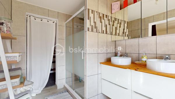 EXCLUSIVITÉ Hélène BERTHOU BSK – VISITE VIRTUELLE DISPONIBLE EN LIGNE

💥 CHARME DE LA PIERRE & BEAUX VOLUMES !

Vous recherchez une MAISON EN PIERRE au CHARME AUTHENTIQUE, mêlant le CACHET DE L’ANCIEN au CONFORT D’UNE RÉNOVATION RÉCENTE ?

Dans un PETIT HAMEAU à moins de 5 MINUTES DE PONT-L’ABBÉ-D’ARNOULT, découvrez cette maison chaleureuse aux BEAUX VOLUMES, offrant 4 CHAMBRES dont une SUPERBE SUITE PARENTALE EN REZ-DE-CHAUSSÉE. Une maison pleine de caractère qui pourrait bien vous faire craquer !

🏡 Descriptif du bien

✅ SÉJOUR avec CLIMATISATION RÉVERSIBLE, accueillant une CUISINE AMÉNAGÉE ET ÉQUIPÉE
✅ CELLIER attenant permettant d’accueillir stockage alimentaire, MACHINE À LAVER, SÈCHE-LINGE et CONGÉLATEUR
✅ SALON chaleureux avec POÊLE À BOIS récent
✅ Superbe SUITE PARENTALE en rez-de-chaussée avec BAIGNOIRE, DOUCHE, DOUBLE VASQUE et DRESSING
✅ WC indépendant
✅ Palier desservant l’accès à l’étage par un ESCALIER MÉTALLIQUE
  ⚠️ Rambarde de protection à installer

À l’étage :

✅ 3 CHAMBRES d’environ 15 m², 12 m² et 24 m² au sol pour la plus grande, cette dernière étant MANSARDÉE
💡 L’accès aux chambres se fait par un palier présentant une hauteur sous plafond réduite par endroits.

🌳 Extérieurs

✅ Petit Terrain Fermé par un portail manuel
✅ TERRASSE avec ROBINET EXTÉRIEUR (Possibilité d’aménager une agréable CUISINE D’ÉTÉ)
✅ Façade principale exposée SUD-OUEST

⚙️ Côté technique

✅ Maison RÉNOVÉE progressivement entre 2017 et 2024
✅ OUVERTURES et VELUX remplacés entre 2022 et 2024
✅ CLIMATISATION RÉVERSIBLE récente
✅ POÊLE À BOIS récent
✅ FIBRE
✅ ASSAINISSEMENT INDIVIDUEL CONFORME

📍 Les + qui font la différence

✔ Le CHARME authentique de la PIERRE
✔ 4 CHAMBRES, idéal pour une famille
✔ Une véritable SUITE PARENTALE EN REZ-DE-CHAUSSÉE
✔ Maison rénovée avec des équipements récents
✔ Petit hameau à MOINS DE 5 MINUTES DE PONT-L’ABBÉ-D’ARNOULT
✔ VISITE VIRTUELLE disponible pour découvrir la maison avant de vous déplacer

🔎 À savoir en toute transparence

➜ Présence d’un DROIT DE PASSAGE DEVANT LA MAISON
➜ Rambarde de protection à prévoir au niveau de l’escalier métallique
➜ À l’étage, le palier d’accès aux chambres présente une HAUTEUR SOUS PLAFOND RÉDUITE
