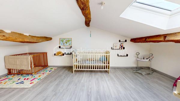 EXCLUSIVITÉ Hélène BERTHOU BSK – VISITE VIRTUELLE DISPONIBLE EN LIGNE

💥 CHARME DE LA PIERRE & BEAUX VOLUMES !

Vous recherchez une MAISON EN PIERRE au CHARME AUTHENTIQUE, mêlant le CACHET DE L’ANCIEN au CONFORT D’UNE RÉNOVATION RÉCENTE ?

Dans un PETIT HAMEAU à moins de 5 MINUTES DE PONT-L’ABBÉ-D’ARNOULT, découvrez cette maison chaleureuse aux BEAUX VOLUMES, offrant 4 CHAMBRES dont une SUPERBE SUITE PARENTALE EN REZ-DE-CHAUSSÉE. Une maison pleine de caractère qui pourrait bien vous faire craquer !

🏡 Descriptif du bien

✅ SÉJOUR avec CLIMATISATION RÉVERSIBLE, accueillant une CUISINE AMÉNAGÉE ET ÉQUIPÉE
✅ CELLIER attenant permettant d’accueillir stockage alimentaire, MACHINE À LAVER, SÈCHE-LINGE et CONGÉLATEUR
✅ SALON chaleureux avec POÊLE À BOIS récent
✅ Superbe SUITE PARENTALE en rez-de-chaussée avec BAIGNOIRE, DOUCHE, DOUBLE VASQUE et DRESSING
✅ WC indépendant
✅ Palier desservant l’accès à l’étage par un ESCALIER MÉTALLIQUE
  ⚠️ Rambarde de protection à installer

À l’étage :

✅ 3 CHAMBRES d’environ 15 m², 12 m² et 24 m² au sol pour la plus grande, cette dernière étant MANSARDÉE
💡 L’accès aux chambres se fait par un palier présentant une hauteur sous plafond réduite par endroits.

🌳 Extérieurs

✅ Petit Terrain Fermé par un portail manuel
✅ TERRASSE avec ROBINET EXTÉRIEUR (Possibilité d’aménager une agréable CUISINE D’ÉTÉ)
✅ Façade principale exposée SUD-OUEST

⚙️ Côté technique

✅ Maison RÉNOVÉE progressivement entre 2017 et 2024
✅ OUVERTURES et VELUX remplacés entre 2022 et 2024
✅ CLIMATISATION RÉVERSIBLE récente
✅ POÊLE À BOIS récent
✅ FIBRE
✅ ASSAINISSEMENT INDIVIDUEL CONFORME

📍 Les + qui font la différence

✔ Le CHARME authentique de la PIERRE
✔ 4 CHAMBRES, idéal pour une famille
✔ Une véritable SUITE PARENTALE EN REZ-DE-CHAUSSÉE
✔ Maison rénovée avec des équipements récents
✔ Petit hameau à MOINS DE 5 MINUTES DE PONT-L’ABBÉ-D’ARNOULT
✔ VISITE VIRTUELLE disponible pour découvrir la maison avant de vous déplacer

🔎 À savoir en toute transparence

➜ Présence d’un DROIT DE PASSAGE DEVANT LA MAISON
➜ Rambarde de protection à prévoir au niveau de l’escalier métallique
➜ À l’étage, le palier d’accès aux chambres présente une HAUTEUR SOUS PLAFOND RÉDUITE