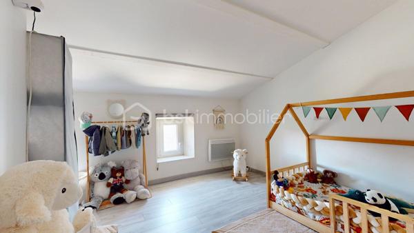 EXCLUSIVITÉ Hélène BERTHOU BSK – VISITE VIRTUELLE DISPONIBLE EN LIGNE

💥 CHARME DE LA PIERRE & BEAUX VOLUMES !

Vous recherchez une MAISON EN PIERRE au CHARME AUTHENTIQUE, mêlant le CACHET DE L’ANCIEN au CONFORT D’UNE RÉNOVATION RÉCENTE ?

Dans un PETIT HAMEAU à moins de 5 MINUTES DE PONT-L’ABBÉ-D’ARNOULT, découvrez cette maison chaleureuse aux BEAUX VOLUMES, offrant 4 CHAMBRES dont une SUPERBE SUITE PARENTALE EN REZ-DE-CHAUSSÉE. Une maison pleine de caractère qui pourrait bien vous faire craquer !

🏡 Descriptif du bien

✅ SÉJOUR avec CLIMATISATION RÉVERSIBLE, accueillant une CUISINE AMÉNAGÉE ET ÉQUIPÉE
✅ CELLIER attenant permettant d’accueillir stockage alimentaire, MACHINE À LAVER, SÈCHE-LINGE et CONGÉLATEUR
✅ SALON chaleureux avec POÊLE À BOIS récent
✅ Superbe SUITE PARENTALE en rez-de-chaussée avec BAIGNOIRE, DOUCHE, DOUBLE VASQUE et DRESSING
✅ WC indépendant
✅ Palier desservant l’accès à l’étage par un ESCALIER MÉTALLIQUE
  ⚠️ Rambarde de protection à installer

À l’étage :

✅ 3 CHAMBRES d’environ 15 m², 12 m² et 24 m² au sol pour la plus grande, cette dernière étant MANSARDÉE
💡 L’accès aux chambres se fait par un palier présentant une hauteur sous plafond réduite par endroits.

🌳 Extérieurs

✅ Petit Terrain Fermé par un portail manuel
✅ TERRASSE avec ROBINET EXTÉRIEUR (Possibilité d’aménager une agréable CUISINE D’ÉTÉ)
✅ Façade principale exposée SUD-OUEST

⚙️ Côté technique

✅ Maison RÉNOVÉE progressivement entre 2017 et 2024
✅ OUVERTURES et VELUX remplacés entre 2022 et 2024
✅ CLIMATISATION RÉVERSIBLE récente
✅ POÊLE À BOIS récent
✅ FIBRE
✅ ASSAINISSEMENT INDIVIDUEL CONFORME

📍 Les + qui font la différence

✔ Le CHARME authentique de la PIERRE
✔ 4 CHAMBRES, idéal pour une famille
✔ Une véritable SUITE PARENTALE EN REZ-DE-CHAUSSÉE
✔ Maison rénovée avec des équipements récents
✔ Petit hameau à MOINS DE 5 MINUTES DE PONT-L’ABBÉ-D’ARNOULT
✔ VISITE VIRTUELLE disponible pour découvrir la maison avant de vous déplacer

🔎 À savoir en toute transparence

➜ Présence d’un DROIT DE PASSAGE DEVANT LA MAISON
➜ Rambarde de protection à prévoir au niveau de l’escalier métallique
➜ À l’étage, le palier d’accès aux chambres présente une HAUTEUR SOUS PLAFOND RÉDUITE