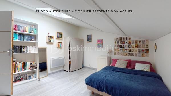 EXCLUSIVITÉ Hélène BERTHOU BSK – VISITE VIRTUELLE DISPONIBLE EN LIGNE

💥 CHARME DE LA PIERRE & BEAUX VOLUMES !

Vous recherchez une MAISON EN PIERRE au CHARME AUTHENTIQUE, mêlant le CACHET DE L’ANCIEN au CONFORT D’UNE RÉNOVATION RÉCENTE ?

Dans un PETIT HAMEAU à moins de 5 MINUTES DE PONT-L’ABBÉ-D’ARNOULT, découvrez cette maison chaleureuse aux BEAUX VOLUMES, offrant 4 CHAMBRES dont une SUPERBE SUITE PARENTALE EN REZ-DE-CHAUSSÉE. Une maison pleine de caractère qui pourrait bien vous faire craquer !

🏡 Descriptif du bien

✅ SÉJOUR avec CLIMATISATION RÉVERSIBLE, accueillant une CUISINE AMÉNAGÉE ET ÉQUIPÉE
✅ CELLIER attenant permettant d’accueillir stockage alimentaire, MACHINE À LAVER, SÈCHE-LINGE et CONGÉLATEUR
✅ SALON chaleureux avec POÊLE À BOIS récent
✅ Superbe SUITE PARENTALE en rez-de-chaussée avec BAIGNOIRE, DOUCHE, DOUBLE VASQUE et DRESSING
✅ WC indépendant
✅ Palier desservant l’accès à l’étage par un ESCALIER MÉTALLIQUE
  ⚠️ Rambarde de protection à installer

À l’étage :

✅ 3 CHAMBRES d’environ 15 m², 12 m² et 24 m² au sol pour la plus grande, cette dernière étant MANSARDÉE
💡 L’accès aux chambres se fait par un palier présentant une hauteur sous plafond réduite par endroits.

🌳 Extérieurs

✅ Petit Terrain Fermé par un portail manuel
✅ TERRASSE avec ROBINET EXTÉRIEUR (Possibilité d’aménager une agréable CUISINE D’ÉTÉ)
✅ Façade principale exposée SUD-OUEST

⚙️ Côté technique

✅ Maison RÉNOVÉE progressivement entre 2017 et 2024
✅ OUVERTURES et VELUX remplacés entre 2022 et 2024
✅ CLIMATISATION RÉVERSIBLE récente
✅ POÊLE À BOIS récent
✅ FIBRE
✅ ASSAINISSEMENT INDIVIDUEL CONFORME

📍 Les + qui font la différence

✔ Le CHARME authentique de la PIERRE
✔ 4 CHAMBRES, idéal pour une famille
✔ Une véritable SUITE PARENTALE EN REZ-DE-CHAUSSÉE
✔ Maison rénovée avec des équipements récents
✔ Petit hameau à MOINS DE 5 MINUTES DE PONT-L’ABBÉ-D’ARNOULT
✔ VISITE VIRTUELLE disponible pour découvrir la maison avant de vous déplacer

🔎 À savoir en toute transparence

➜ Présence d’un DROIT DE PASSAGE DEVANT LA MAISON
➜ Rambarde de protection à prévoir au niveau de l’escalier métallique
➜ À l’étage, le palier d’accès aux chambres présente une HAUTEUR SOUS PLAFOND RÉDUITE