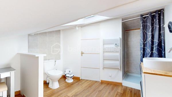 EXCLUSIVITÉ Hélène BERTHOU BSK – VISITE VIRTUELLE DISPONIBLE EN LIGNE

💥 CHARME DE LA PIERRE & BEAUX VOLUMES !

Vous recherchez une MAISON EN PIERRE au CHARME AUTHENTIQUE, mêlant le CACHET DE L’ANCIEN au CONFORT D’UNE RÉNOVATION RÉCENTE ?

Dans un PETIT HAMEAU à moins de 5 MINUTES DE PONT-L’ABBÉ-D’ARNOULT, découvrez cette maison chaleureuse aux BEAUX VOLUMES, offrant 4 CHAMBRES dont une SUPERBE SUITE PARENTALE EN REZ-DE-CHAUSSÉE. Une maison pleine de caractère qui pourrait bien vous faire craquer !

🏡 Descriptif du bien

✅ SÉJOUR avec CLIMATISATION RÉVERSIBLE, accueillant une CUISINE AMÉNAGÉE ET ÉQUIPÉE
✅ CELLIER attenant permettant d’accueillir stockage alimentaire, MACHINE À LAVER, SÈCHE-LINGE et CONGÉLATEUR
✅ SALON chaleureux avec POÊLE À BOIS récent
✅ Superbe SUITE PARENTALE en rez-de-chaussée avec BAIGNOIRE, DOUCHE, DOUBLE VASQUE et DRESSING
✅ WC indépendant
✅ Palier desservant l’accès à l’étage par un ESCALIER MÉTALLIQUE
  ⚠️ Rambarde de protection à installer

À l’étage :

✅ 3 CHAMBRES d’environ 15 m², 12 m² et 24 m² au sol pour la plus grande, cette dernière étant MANSARDÉE
💡 L’accès aux chambres se fait par un palier présentant une hauteur sous plafond réduite par endroits.

🌳 Extérieurs

✅ Petit Terrain Fermé par un portail manuel
✅ TERRASSE avec ROBINET EXTÉRIEUR (Possibilité d’aménager une agréable CUISINE D’ÉTÉ)
✅ Façade principale exposée SUD-OUEST

⚙️ Côté technique

✅ Maison RÉNOVÉE progressivement entre 2017 et 2024
✅ OUVERTURES et VELUX remplacés entre 2022 et 2024
✅ CLIMATISATION RÉVERSIBLE récente
✅ POÊLE À BOIS récent
✅ FIBRE
✅ ASSAINISSEMENT INDIVIDUEL CONFORME

📍 Les + qui font la différence

✔ Le CHARME authentique de la PIERRE
✔ 4 CHAMBRES, idéal pour une famille
✔ Une véritable SUITE PARENTALE EN REZ-DE-CHAUSSÉE
✔ Maison rénovée avec des équipements récents
✔ Petit hameau à MOINS DE 5 MINUTES DE PONT-L’ABBÉ-D’ARNOULT
✔ VISITE VIRTUELLE disponible pour découvrir la maison avant de vous déplacer

🔎 À savoir en toute transparence

➜ Présence d’un DROIT DE PASSAGE DEVANT LA MAISON
➜ Rambarde de protection à prévoir au niveau de l’escalier métallique
➜ À l’étage, le palier d’accès aux chambres présente une HAUTEUR SOUS PLAFOND RÉDUITE