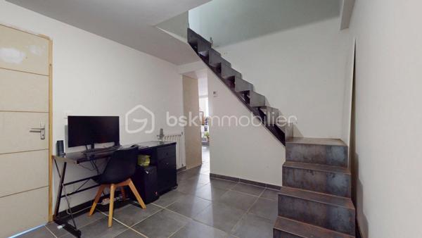 EXCLUSIVITÉ Hélène BERTHOU BSK – VISITE VIRTUELLE DISPONIBLE EN LIGNE

💥 CHARME DE LA PIERRE & BEAUX VOLUMES !

Vous recherchez une MAISON EN PIERRE au CHARME AUTHENTIQUE, mêlant le CACHET DE L’ANCIEN au CONFORT D’UNE RÉNOVATION RÉCENTE ?

Dans un PETIT HAMEAU à moins de 5 MINUTES DE PONT-L’ABBÉ-D’ARNOULT, découvrez cette maison chaleureuse aux BEAUX VOLUMES, offrant 4 CHAMBRES dont une SUPERBE SUITE PARENTALE EN REZ-DE-CHAUSSÉE. Une maison pleine de caractère qui pourrait bien vous faire craquer !

🏡 Descriptif du bien

✅ SÉJOUR avec CLIMATISATION RÉVERSIBLE, accueillant une CUISINE AMÉNAGÉE ET ÉQUIPÉE
✅ CELLIER attenant permettant d’accueillir stockage alimentaire, MACHINE À LAVER, SÈCHE-LINGE et CONGÉLATEUR
✅ SALON chaleureux avec POÊLE À BOIS récent
✅ Superbe SUITE PARENTALE en rez-de-chaussée avec BAIGNOIRE, DOUCHE, DOUBLE VASQUE et DRESSING
✅ WC indépendant
✅ Palier desservant l’accès à l’étage par un ESCALIER MÉTALLIQUE
  ⚠️ Rambarde de protection à installer

À l’étage :

✅ 3 CHAMBRES d’environ 15 m², 12 m² et 24 m² au sol pour la plus grande, cette dernière étant MANSARDÉE
💡 L’accès aux chambres se fait par un palier présentant une hauteur sous plafond réduite par endroits.

🌳 Extérieurs

✅ Petit Terrain Fermé par un portail manuel
✅ TERRASSE avec ROBINET EXTÉRIEUR (Possibilité d’aménager une agréable CUISINE D’ÉTÉ)
✅ Façade principale exposée SUD-OUEST

⚙️ Côté technique

✅ Maison RÉNOVÉE progressivement entre 2017 et 2024
✅ OUVERTURES et VELUX remplacés entre 2022 et 2024
✅ CLIMATISATION RÉVERSIBLE récente
✅ POÊLE À BOIS récent
✅ FIBRE
✅ ASSAINISSEMENT INDIVIDUEL CONFORME

📍 Les + qui font la différence

✔ Le CHARME authentique de la PIERRE
✔ 4 CHAMBRES, idéal pour une famille
✔ Une véritable SUITE PARENTALE EN REZ-DE-CHAUSSÉE
✔ Maison rénovée avec des équipements récents
✔ Petit hameau à MOINS DE 5 MINUTES DE PONT-L’ABBÉ-D’ARNOULT
✔ VISITE VIRTUELLE disponible pour découvrir la maison avant de vous déplacer

🔎 À savoir en toute transparence

➜ Présence d’un DROIT DE PASSAGE DEVANT LA MAISON
➜ Rambarde de protection à prévoir au niveau de l’escalier métallique
➜ À l’étage, le palier d’accès aux chambres présente une HAUTEUR SOUS PLAFOND RÉDUITE