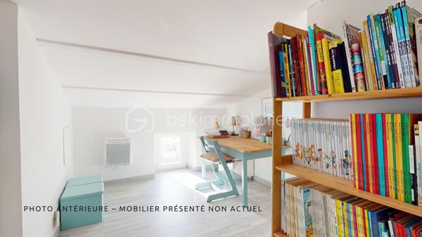 EXCLUSIVITÉ Hélène BERTHOU BSK – VISITE VIRTUELLE DISPONIBLE EN LIGNE

💥 CHARME DE LA PIERRE & BEAUX VOLUMES !

Vous recherchez une MAISON EN PIERRE au CHARME AUTHENTIQUE, mêlant le CACHET DE L’ANCIEN au CONFORT D’UNE RÉNOVATION RÉCENTE ?

Dans un PETIT HAMEAU à moins de 5 MINUTES DE PONT-L’ABBÉ-D’ARNOULT, découvrez cette maison chaleureuse aux BEAUX VOLUMES, offrant 4 CHAMBRES dont une SUPERBE SUITE PARENTALE EN REZ-DE-CHAUSSÉE. Une maison pleine de caractère qui pourrait bien vous faire craquer !

🏡 Descriptif du bien

✅ SÉJOUR avec CLIMATISATION RÉVERSIBLE, accueillant une CUISINE AMÉNAGÉE ET ÉQUIPÉE
✅ CELLIER attenant permettant d’accueillir stockage alimentaire, MACHINE À LAVER, SÈCHE-LINGE et CONGÉLATEUR
✅ SALON chaleureux avec POÊLE À BOIS récent
✅ Superbe SUITE PARENTALE en rez-de-chaussée avec BAIGNOIRE, DOUCHE, DOUBLE VASQUE et DRESSING
✅ WC indépendant
✅ Palier desservant l’accès à l’étage par un ESCALIER MÉTALLIQUE
  ⚠️ Rambarde de protection à installer

À l’étage :

✅ 3 CHAMBRES d’environ 15 m², 12 m² et 24 m² au sol pour la plus grande, cette dernière étant MANSARDÉE
💡 L’accès aux chambres se fait par un palier présentant une hauteur sous plafond réduite par endroits.

🌳 Extérieurs

✅ Petit Terrain Fermé par un portail manuel
✅ TERRASSE avec ROBINET EXTÉRIEUR (Possibilité d’aménager une agréable CUISINE D’ÉTÉ)
✅ Façade principale exposée SUD-OUEST

⚙️ Côté technique

✅ Maison RÉNOVÉE progressivement entre 2017 et 2024
✅ OUVERTURES et VELUX remplacés entre 2022 et 2024
✅ CLIMATISATION RÉVERSIBLE récente
✅ POÊLE À BOIS récent
✅ FIBRE
✅ ASSAINISSEMENT INDIVIDUEL CONFORME

📍 Les + qui font la différence

✔ Le CHARME authentique de la PIERRE
✔ 4 CHAMBRES, idéal pour une famille
✔ Une véritable SUITE PARENTALE EN REZ-DE-CHAUSSÉE
✔ Maison rénovée avec des équipements récents
✔ Petit hameau à MOINS DE 5 MINUTES DE PONT-L’ABBÉ-D’ARNOULT
✔ VISITE VIRTUELLE disponible pour découvrir la maison avant de vous déplacer

🔎 À savoir en toute transparence

➜ Présence d’un DROIT DE PASSAGE DEVANT LA MAISON
➜ Rambarde de protection à prévoir au niveau de l’escalier métallique
➜ À l’étage, le palier d’accès aux chambres présente une HAUTEUR SOUS PLAFOND RÉDUITE