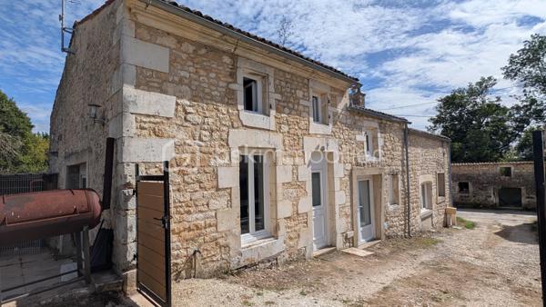 EXCLUSIVITÉ Hélène BERTHOU BSK – VISITE VIRTUELLE DISPONIBLE EN LIGNE

💥 CHARME DE LA PIERRE & BEAUX VOLUMES !

Vous recherchez une MAISON EN PIERRE au CHARME AUTHENTIQUE, mêlant le CACHET DE L’ANCIEN au CONFORT D’UNE RÉNOVATION RÉCENTE ?

Dans un PETIT HAMEAU à moins de 5 MINUTES DE PONT-L’ABBÉ-D’ARNOULT, découvrez cette maison chaleureuse aux BEAUX VOLUMES, offrant 4 CHAMBRES dont une SUPERBE SUITE PARENTALE EN REZ-DE-CHAUSSÉE. Une maison pleine de caractère qui pourrait bien vous faire craquer !

🏡 Descriptif du bien

✅ SÉJOUR avec CLIMATISATION RÉVERSIBLE, accueillant une CUISINE AMÉNAGÉE ET ÉQUIPÉE
✅ CELLIER attenant permettant d’accueillir stockage alimentaire, MACHINE À LAVER, SÈCHE-LINGE et CONGÉLATEUR
✅ SALON chaleureux avec POÊLE À BOIS récent
✅ Superbe SUITE PARENTALE en rez-de-chaussée avec BAIGNOIRE, DOUCHE, DOUBLE VASQUE et DRESSING
✅ WC indépendant
✅ Palier desservant l’accès à l’étage par un ESCALIER MÉTALLIQUE
  ⚠️ Rambarde de protection à installer

À l’étage :

✅ 3 CHAMBRES d’environ 15 m², 12 m² et 24 m² au sol pour la plus grande, cette dernière étant MANSARDÉE
💡 L’accès aux chambres se fait par un palier présentant une hauteur sous plafond réduite par endroits.

🌳 Extérieurs

✅ Petit Terrain Fermé par un portail manuel
✅ TERRASSE avec ROBINET EXTÉRIEUR (Possibilité d’aménager une agréable CUISINE D’ÉTÉ)
✅ Façade principale exposée SUD-OUEST

⚙️ Côté technique

✅ Maison RÉNOVÉE progressivement entre 2017 et 2024
✅ OUVERTURES et VELUX remplacés entre 2022 et 2024
✅ CLIMATISATION RÉVERSIBLE récente
✅ POÊLE À BOIS récent
✅ FIBRE
✅ ASSAINISSEMENT INDIVIDUEL CONFORME

📍 Les + qui font la différence

✔ Le CHARME authentique de la PIERRE
✔ 4 CHAMBRES, idéal pour une famille
✔ Une véritable SUITE PARENTALE EN REZ-DE-CHAUSSÉE
✔ Maison rénovée avec des équipements récents
✔ Petit hameau à MOINS DE 5 MINUTES DE PONT-L’ABBÉ-D’ARNOULT
✔ VISITE VIRTUELLE disponible pour découvrir la maison avant de vous déplacer

🔎 À savoir en toute transparence

➜ Présence d’un DROIT DE PASSAGE DEVANT LA MAISON
➜ Rambarde de protection à prévoir au niveau de l’escalier métallique
➜ À l’étage, le palier d’accès aux chambres présente une HAUTEUR SOUS PLAFOND RÉDUITE