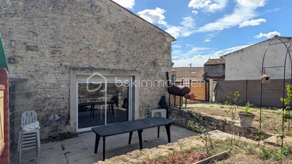 EXCLUSIVITÉ Hélène BERTHOU BSK – VISITE VIRTUELLE DISPONIBLE EN LIGNE

💥 CHARME DE LA PIERRE & BEAUX VOLUMES !

Vous recherchez une MAISON EN PIERRE au CHARME AUTHENTIQUE, mêlant le CACHET DE L’ANCIEN au CONFORT D’UNE RÉNOVATION RÉCENTE ?

Dans un PETIT HAMEAU à moins de 5 MINUTES DE PONT-L’ABBÉ-D’ARNOULT, découvrez cette maison chaleureuse aux BEAUX VOLUMES, offrant 4 CHAMBRES dont une SUPERBE SUITE PARENTALE EN REZ-DE-CHAUSSÉE. Une maison pleine de caractère qui pourrait bien vous faire craquer !

🏡 Descriptif du bien

✅ SÉJOUR avec CLIMATISATION RÉVERSIBLE, accueillant une CUISINE AMÉNAGÉE ET ÉQUIPÉE
✅ CELLIER attenant permettant d’accueillir stockage alimentaire, MACHINE À LAVER, SÈCHE-LINGE et CONGÉLATEUR
✅ SALON chaleureux avec POÊLE À BOIS récent
✅ Superbe SUITE PARENTALE en rez-de-chaussée avec BAIGNOIRE, DOUCHE, DOUBLE VASQUE et DRESSING
✅ WC indépendant
✅ Palier desservant l’accès à l’étage par un ESCALIER MÉTALLIQUE
  ⚠️ Rambarde de protection à installer

À l’étage :

✅ 3 CHAMBRES d’environ 15 m², 12 m² et 24 m² au sol pour la plus grande, cette dernière étant MANSARDÉE
💡 L’accès aux chambres se fait par un palier présentant une hauteur sous plafond réduite par endroits.

🌳 Extérieurs

✅ Petit Terrain Fermé par un portail manuel
✅ TERRASSE avec ROBINET EXTÉRIEUR (Possibilité d’aménager une agréable CUISINE D’ÉTÉ)
✅ Façade principale exposée SUD-OUEST

⚙️ Côté technique

✅ Maison RÉNOVÉE progressivement entre 2017 et 2024
✅ OUVERTURES et VELUX remplacés entre 2022 et 2024
✅ CLIMATISATION RÉVERSIBLE récente
✅ POÊLE À BOIS récent
✅ FIBRE
✅ ASSAINISSEMENT INDIVIDUEL CONFORME

📍 Les + qui font la différence

✔ Le CHARME authentique de la PIERRE
✔ 4 CHAMBRES, idéal pour une famille
✔ Une véritable SUITE PARENTALE EN REZ-DE-CHAUSSÉE
✔ Maison rénovée avec des équipements récents
✔ Petit hameau à MOINS DE 5 MINUTES DE PONT-L’ABBÉ-D’ARNOULT
✔ VISITE VIRTUELLE disponible pour découvrir la maison avant de vous déplacer

🔎 À savoir en toute transparence

➜ Présence d’un DROIT DE PASSAGE DEVANT LA MAISON
➜ Rambarde de protection à prévoir au niveau de l’escalier métallique
➜ À l’étage, le palier d’accès aux chambres présente une HAUTEUR SOUS PLAFOND RÉDUITE