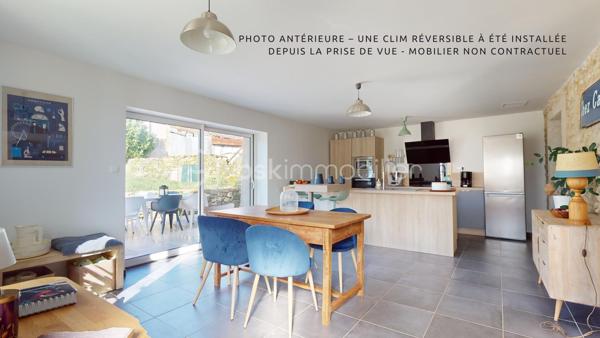 EXCLUSIVITÉ Hélène BERTHOU BSK – VISITE VIRTUELLE DISPONIBLE EN LIGNE

💥 CHARME DE LA PIERRE & BEAUX VOLUMES !

Vous recherchez une MAISON EN PIERRE au CHARME AUTHENTIQUE, mêlant le CACHET DE L’ANCIEN au CONFORT D’UNE RÉNOVATION RÉCENTE ?

Dans un PETIT HAMEAU à moins de 5 MINUTES DE PONT-L’ABBÉ-D’ARNOULT, découvrez cette maison chaleureuse aux BEAUX VOLUMES, offrant 4 CHAMBRES dont une SUPERBE SUITE PARENTALE EN REZ-DE-CHAUSSÉE. Une maison pleine de caractère qui pourrait bien vous faire craquer !

🏡 Descriptif du bien

✅ SÉJOUR avec CLIMATISATION RÉVERSIBLE, accueillant une CUISINE AMÉNAGÉE ET ÉQUIPÉE
✅ CELLIER attenant permettant d’accueillir stockage alimentaire, MACHINE À LAVER, SÈCHE-LINGE et CONGÉLATEUR
✅ SALON chaleureux avec POÊLE À BOIS récent
✅ Superbe SUITE PARENTALE en rez-de-chaussée avec BAIGNOIRE, DOUCHE, DOUBLE VASQUE et DRESSING
✅ WC indépendant
✅ Palier desservant l’accès à l’étage par un ESCALIER MÉTALLIQUE
  ⚠️ Rambarde de protection à installer

À l’étage :

✅ 3 CHAMBRES d’environ 15 m², 12 m² et 24 m² au sol pour la plus grande, cette dernière étant MANSARDÉE
💡 L’accès aux chambres se fait par un palier présentant une hauteur sous plafond réduite par endroits.

🌳 Extérieurs

✅ Petit Terrain Fermé par un portail manuel
✅ TERRASSE avec ROBINET EXTÉRIEUR (Possibilité d’aménager une agréable CUISINE D’ÉTÉ)
✅ Façade principale exposée SUD-OUEST

⚙️ Côté technique

✅ Maison RÉNOVÉE progressivement entre 2017 et 2024
✅ OUVERTURES et VELUX remplacés entre 2022 et 2024
✅ CLIMATISATION RÉVERSIBLE récente
✅ POÊLE À BOIS récent
✅ FIBRE
✅ ASSAINISSEMENT INDIVIDUEL CONFORME

📍 Les + qui font la différence

✔ Le CHARME authentique de la PIERRE
✔ 4 CHAMBRES, idéal pour une famille
✔ Une véritable SUITE PARENTALE EN REZ-DE-CHAUSSÉE
✔ Maison rénovée avec des équipements récents
✔ Petit hameau à MOINS DE 5 MINUTES DE PONT-L’ABBÉ-D’ARNOULT
✔ VISITE VIRTUELLE disponible pour découvrir la maison avant de vous déplacer

🔎 À savoir en toute transparence

➜ Présence d’un DROIT DE PASSAGE DEVANT LA MAISON
➜ Rambarde de protection à prévoir au niveau de l’escalier métallique
➜ À l’étage, le palier d’accès aux chambres présente une HAUTEUR SOUS PLAFOND RÉDUITE