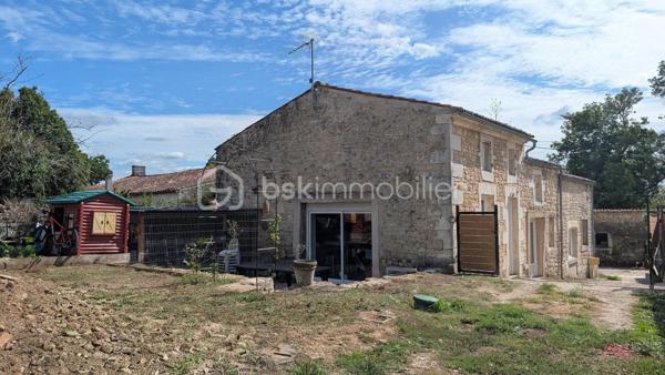 EXCLUSIVITÉ Hélène BERTHOU BSK – VISITE VIRTUELLE DISPONIBLE EN LIGNE

💥 CHARME DE LA PIERRE & BEAUX VOLUMES !

Vous recherchez une MAISON EN PIERRE au CHARME AUTHENTIQUE, mêlant le CACHET DE L’ANCIEN au CONFORT D’UNE RÉNOVATION RÉCENTE ?

Dans un PETIT HAMEAU à moins de 5 MINUTES DE PONT-L’ABBÉ-D’ARNOULT, découvrez cette maison chaleureuse aux BEAUX VOLUMES, offrant 4 CHAMBRES dont une SUPERBE SUITE PARENTALE EN REZ-DE-CHAUSSÉE. Une maison pleine de caractère qui pourrait bien vous faire craquer !

🏡 Descriptif du bien

✅ SÉJOUR avec CLIMATISATION RÉVERSIBLE, accueillant une CUISINE AMÉNAGÉE ET ÉQUIPÉE
✅ CELLIER attenant permettant d’accueillir stockage alimentaire, MACHINE À LAVER, SÈCHE-LINGE et CONGÉLATEUR
✅ SALON chaleureux avec POÊLE À BOIS récent
✅ Superbe SUITE PARENTALE en rez-de-chaussée avec BAIGNOIRE, DOUCHE, DOUBLE VASQUE et DRESSING
✅ WC indépendant
✅ Palier desservant l’accès à l’étage par un ESCALIER MÉTALLIQUE
  ⚠️ Rambarde de protection à installer

À l’étage :

✅ 3 CHAMBRES d’environ 15 m², 12 m² et 24 m² au sol pour la plus grande, cette dernière étant MANSARDÉE
💡 L’accès aux chambres se fait par un palier présentant une hauteur sous plafond réduite par endroits.

🌳 Extérieurs

✅ Petit Terrain Fermé par un portail manuel
✅ TERRASSE avec ROBINET EXTÉRIEUR (Possibilité d’aménager une agréable CUISINE D’ÉTÉ)
✅ Façade principale exposée SUD-OUEST

⚙️ Côté technique

✅ Maison RÉNOVÉE progressivement entre 2017 et 2024
✅ OUVERTURES et VELUX remplacés entre 2022 et 2024
✅ CLIMATISATION RÉVERSIBLE récente
✅ POÊLE À BOIS récent
✅ FIBRE
✅ ASSAINISSEMENT INDIVIDUEL CONFORME

📍 Les + qui font la différence

✔ Le CHARME authentique de la PIERRE
✔ 4 CHAMBRES, idéal pour une famille
✔ Une véritable SUITE PARENTALE EN REZ-DE-CHAUSSÉE
✔ Maison rénovée avec des équipements récents
✔ Petit hameau à MOINS DE 5 MINUTES DE PONT-L’ABBÉ-D’ARNOULT
✔ VISITE VIRTUELLE disponible pour découvrir la maison avant de vous déplacer

🔎 À savoir en toute transparence

➜ Présence d’un DROIT DE PASSAGE DEVANT LA MAISON
➜ Rambarde de protection à prévoir au niveau de l’escalier métallique
➜ À l’étage, le palier d’accès aux chambres présente une HAUTEUR SOUS PLAFOND RÉDUITE