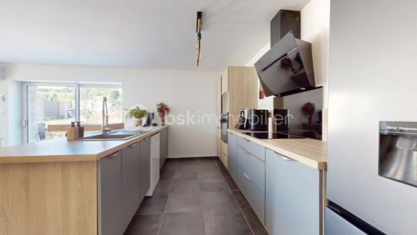 EXCLUSIVITÉ Hélène BERTHOU BSK – VISITE VIRTUELLE DISPONIBLE EN LIGNE

💥 CHARME DE LA PIERRE & BEAUX VOLUMES !

Vous recherchez une MAISON EN PIERRE au CHARME AUTHENTIQUE, mêlant le CACHET DE L’ANCIEN au CONFORT D’UNE RÉNOVATION RÉCENTE ?

Dans un PETIT HAMEAU à moins de 5 MINUTES DE PONT-L’ABBÉ-D’ARNOULT, découvrez cette maison chaleureuse aux BEAUX VOLUMES, offrant 4 CHAMBRES dont une SUPERBE SUITE PARENTALE EN REZ-DE-CHAUSSÉE. Une maison pleine de caractère qui pourrait bien vous faire craquer !

🏡 Descriptif du bien

✅ SÉJOUR avec CLIMATISATION RÉVERSIBLE, accueillant une CUISINE AMÉNAGÉE ET ÉQUIPÉE
✅ CELLIER attenant permettant d’accueillir stockage alimentaire, MACHINE À LAVER, SÈCHE-LINGE et CONGÉLATEUR
✅ SALON chaleureux avec POÊLE À BOIS récent
✅ Superbe SUITE PARENTALE en rez-de-chaussée avec BAIGNOIRE, DOUCHE, DOUBLE VASQUE et DRESSING
✅ WC indépendant
✅ Palier desservant l’accès à l’étage par un ESCALIER MÉTALLIQUE
  ⚠️ Rambarde de protection à installer

À l’étage :

✅ 3 CHAMBRES d’environ 15 m², 12 m² et 24 m² au sol pour la plus grande, cette dernière étant MANSARDÉE
💡 L’accès aux chambres se fait par un palier présentant une hauteur sous plafond réduite par endroits.

🌳 Extérieurs

✅ Petit Terrain Fermé par un portail manuel
✅ TERRASSE avec ROBINET EXTÉRIEUR (Possibilité d’aménager une agréable CUISINE D’ÉTÉ)
✅ Façade principale exposée SUD-OUEST

⚙️ Côté technique

✅ Maison RÉNOVÉE progressivement entre 2017 et 2024
✅ OUVERTURES et VELUX remplacés entre 2022 et 2024
✅ CLIMATISATION RÉVERSIBLE récente
✅ POÊLE À BOIS récent
✅ FIBRE
✅ ASSAINISSEMENT INDIVIDUEL CONFORME

📍 Les + qui font la différence

✔ Le CHARME authentique de la PIERRE
✔ 4 CHAMBRES, idéal pour une famille
✔ Une véritable SUITE PARENTALE EN REZ-DE-CHAUSSÉE
✔ Maison rénovée avec des équipements récents
✔ Petit hameau à MOINS DE 5 MINUTES DE PONT-L’ABBÉ-D’ARNOULT
✔ VISITE VIRTUELLE disponible pour découvrir la maison avant de vous déplacer

🔎 À savoir en toute transparence

➜ Présence d’un DROIT DE PASSAGE DEVANT LA MAISON
➜ Rambarde de protection à prévoir au niveau de l’escalier métallique
➜ À l’étage, le palier d’accès aux chambres présente une HAUTEUR SOUS PLAFOND RÉDUITE