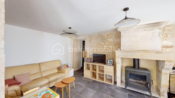 EXCLUSIVITÉ Hélène BERTHOU BSK – VISITE VIRTUELLE DISPONIBLE EN LIGNE

💥 CHARME DE LA PIERRE & BEAUX VOLUMES !

Vous recherchez une MAISON EN PIERRE au CHARME AUTHENTIQUE, mêlant le CACHET DE L’ANCIEN au CONFORT D’UNE RÉNOVATION RÉCENTE ?

Dans un PETIT HAMEAU à moins de 5 MINUTES DE PONT-L’ABBÉ-D’ARNOULT, découvrez cette maison chaleureuse aux BEAUX VOLUMES, offrant 4 CHAMBRES dont une SUPERBE SUITE PARENTALE EN REZ-DE-CHAUSSÉE. Une maison pleine de caractère qui pourrait bien vous faire craquer !

🏡 Descriptif du bien

✅ SÉJOUR avec CLIMATISATION RÉVERSIBLE, accueillant une CUISINE AMÉNAGÉE ET ÉQUIPÉE
✅ CELLIER attenant permettant d’accueillir stockage alimentaire, MACHINE À LAVER, SÈCHE-LINGE et CONGÉLATEUR
✅ SALON chaleureux avec POÊLE À BOIS récent
✅ Superbe SUITE PARENTALE en rez-de-chaussée avec BAIGNOIRE, DOUCHE, DOUBLE VASQUE et DRESSING
✅ WC indépendant
✅ Palier desservant l’accès à l’étage par un ESCALIER MÉTALLIQUE
  ⚠️ Rambarde de protection à installer

À l’étage :

✅ 3 CHAMBRES d’environ 15 m², 12 m² et 24 m² au sol pour la plus grande, cette dernière étant MANSARDÉE
💡 L’accès aux chambres se fait par un palier présentant une hauteur sous plafond réduite par endroits.

🌳 Extérieurs

✅ Petit Terrain Fermé par un portail manuel
✅ TERRASSE avec ROBINET EXTÉRIEUR (Possibilité d’aménager une agréable CUISINE D’ÉTÉ)
✅ Façade principale exposée SUD-OUEST

⚙️ Côté technique

✅ Maison RÉNOVÉE progressivement entre 2017 et 2024
✅ OUVERTURES et VELUX remplacés entre 2022 et 2024
✅ CLIMATISATION RÉVERSIBLE récente
✅ POÊLE À BOIS récent
✅ FIBRE
✅ ASSAINISSEMENT INDIVIDUEL CONFORME

📍 Les + qui font la différence

✔ Le CHARME authentique de la PIERRE
✔ 4 CHAMBRES, idéal pour une famille
✔ Une véritable SUITE PARENTALE EN REZ-DE-CHAUSSÉE
✔ Maison rénovée avec des équipements récents
✔ Petit hameau à MOINS DE 5 MINUTES DE PONT-L’ABBÉ-D’ARNOULT
✔ VISITE VIRTUELLE disponible pour découvrir la maison avant de vous déplacer

🔎 À savoir en toute transparence

➜ Présence d’un DROIT DE PASSAGE DEVANT LA MAISON
➜ Rambarde de protection à prévoir au niveau de l’escalier métallique
➜ À l’étage, le palier d’accès aux chambres présente une HAUTEUR SOUS PLAFOND RÉDUITE