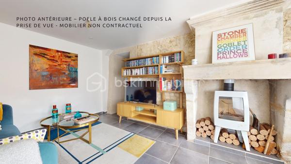 EXCLUSIVITÉ Hélène BERTHOU BSK – VISITE VIRTUELLE DISPONIBLE EN LIGNE

💥 CHARME DE LA PIERRE & BEAUX VOLUMES !

Vous recherchez une MAISON EN PIERRE au CHARME AUTHENTIQUE, mêlant le CACHET DE L’ANCIEN au CONFORT D’UNE RÉNOVATION RÉCENTE ?

Dans un PETIT HAMEAU à moins de 5 MINUTES DE PONT-L’ABBÉ-D’ARNOULT, découvrez cette maison chaleureuse aux BEAUX VOLUMES, offrant 4 CHAMBRES dont une SUPERBE SUITE PARENTALE EN REZ-DE-CHAUSSÉE. Une maison pleine de caractère qui pourrait bien vous faire craquer !

🏡 Descriptif du bien

✅ SÉJOUR avec CLIMATISATION RÉVERSIBLE, accueillant une CUISINE AMÉNAGÉE ET ÉQUIPÉE
✅ CELLIER attenant permettant d’accueillir stockage alimentaire, MACHINE À LAVER, SÈCHE-LINGE et CONGÉLATEUR
✅ SALON chaleureux avec POÊLE À BOIS récent
✅ Superbe SUITE PARENTALE en rez-de-chaussée avec BAIGNOIRE, DOUCHE, DOUBLE VASQUE et DRESSING
✅ WC indépendant
✅ Palier desservant l’accès à l’étage par un ESCALIER MÉTALLIQUE
  ⚠️ Rambarde de protection à installer

À l’étage :

✅ 3 CHAMBRES d’environ 15 m², 12 m² et 24 m² au sol pour la plus grande, cette dernière étant MANSARDÉE
💡 L’accès aux chambres se fait par un palier présentant une hauteur sous plafond réduite par endroits.

🌳 Extérieurs

✅ Petit Terrain Fermé par un portail manuel
✅ TERRASSE avec ROBINET EXTÉRIEUR (Possibilité d’aménager une agréable CUISINE D’ÉTÉ)
✅ Façade principale exposée SUD-OUEST

⚙️ Côté technique

✅ Maison RÉNOVÉE progressivement entre 2017 et 2024
✅ OUVERTURES et VELUX remplacés entre 2022 et 2024
✅ CLIMATISATION RÉVERSIBLE récente
✅ POÊLE À BOIS récent
✅ FIBRE
✅ ASSAINISSEMENT INDIVIDUEL CONFORME

📍 Les + qui font la différence

✔ Le CHARME authentique de la PIERRE
✔ 4 CHAMBRES, idéal pour une famille
✔ Une véritable SUITE PARENTALE EN REZ-DE-CHAUSSÉE
✔ Maison rénovée avec des équipements récents
✔ Petit hameau à MOINS DE 5 MINUTES DE PONT-L’ABBÉ-D’ARNOULT
✔ VISITE VIRTUELLE disponible pour découvrir la maison avant de vous déplacer

🔎 À savoir en toute transparence

➜ Présence d’un DROIT DE PASSAGE DEVANT LA MAISON
➜ Rambarde de protection à prévoir au niveau de l’escalier métallique
➜ À l’étage, le palier d’accès aux chambres présente une HAUTEUR SOUS PLAFOND RÉDUITE