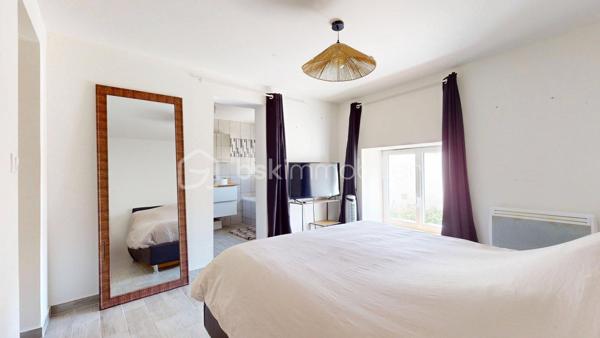 EXCLUSIVITÉ Hélène BERTHOU BSK – VISITE VIRTUELLE DISPONIBLE EN LIGNE

💥 CHARME DE LA PIERRE & BEAUX VOLUMES !

Vous recherchez une MAISON EN PIERRE au CHARME AUTHENTIQUE, mêlant le CACHET DE L’ANCIEN au CONFORT D’UNE RÉNOVATION RÉCENTE ?

Dans un PETIT HAMEAU à moins de 5 MINUTES DE PONT-L’ABBÉ-D’ARNOULT, découvrez cette maison chaleureuse aux BEAUX VOLUMES, offrant 4 CHAMBRES dont une SUPERBE SUITE PARENTALE EN REZ-DE-CHAUSSÉE. Une maison pleine de caractère qui pourrait bien vous faire craquer !

🏡 Descriptif du bien

✅ SÉJOUR avec CLIMATISATION RÉVERSIBLE, accueillant une CUISINE AMÉNAGÉE ET ÉQUIPÉE
✅ CELLIER attenant permettant d’accueillir stockage alimentaire, MACHINE À LAVER, SÈCHE-LINGE et CONGÉLATEUR
✅ SALON chaleureux avec POÊLE À BOIS récent
✅ Superbe SUITE PARENTALE en rez-de-chaussée avec BAIGNOIRE, DOUCHE, DOUBLE VASQUE et DRESSING
✅ WC indépendant
✅ Palier desservant l’accès à l’étage par un ESCALIER MÉTALLIQUE
  ⚠️ Rambarde de protection à installer

À l’étage :

✅ 3 CHAMBRES d’environ 15 m², 12 m² et 24 m² au sol pour la plus grande, cette dernière étant MANSARDÉE
💡 L’accès aux chambres se fait par un palier présentant une hauteur sous plafond réduite par endroits.

🌳 Extérieurs

✅ Petit Terrain Fermé par un portail manuel
✅ TERRASSE avec ROBINET EXTÉRIEUR (Possibilité d’aménager une agréable CUISINE D’ÉTÉ)
✅ Façade principale exposée SUD-OUEST

⚙️ Côté technique

✅ Maison RÉNOVÉE progressivement entre 2017 et 2024
✅ OUVERTURES et VELUX remplacés entre 2022 et 2024
✅ CLIMATISATION RÉVERSIBLE récente
✅ POÊLE À BOIS récent
✅ FIBRE
✅ ASSAINISSEMENT INDIVIDUEL CONFORME

📍 Les + qui font la différence

✔ Le CHARME authentique de la PIERRE
✔ 4 CHAMBRES, idéal pour une famille
✔ Une véritable SUITE PARENTALE EN REZ-DE-CHAUSSÉE
✔ Maison rénovée avec des équipements récents
✔ Petit hameau à MOINS DE 5 MINUTES DE PONT-L’ABBÉ-D’ARNOULT
✔ VISITE VIRTUELLE disponible pour découvrir la maison avant de vous déplacer

🔎 À savoir en toute transparence

➜ Présence d’un DROIT DE PASSAGE DEVANT LA MAISON
➜ Rambarde de protection à prévoir au niveau de l’escalier métallique
➜ À l’étage, le palier d’accès aux chambres présente une HAUTEUR SOUS PLAFOND RÉDUITE