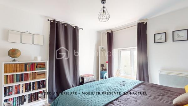 EXCLUSIVITÉ Hélène BERTHOU BSK – VISITE VIRTUELLE DISPONIBLE EN LIGNE

💥 CHARME DE LA PIERRE & BEAUX VOLUMES !

Vous recherchez une MAISON EN PIERRE au CHARME AUTHENTIQUE, mêlant le CACHET DE L’ANCIEN au CONFORT D’UNE RÉNOVATION RÉCENTE ?

Dans un PETIT HAMEAU à moins de 5 MINUTES DE PONT-L’ABBÉ-D’ARNOULT, découvrez cette maison chaleureuse aux BEAUX VOLUMES, offrant 4 CHAMBRES dont une SUPERBE SUITE PARENTALE EN REZ-DE-CHAUSSÉE. Une maison pleine de caractère qui pourrait bien vous faire craquer !

🏡 Descriptif du bien

✅ SÉJOUR avec CLIMATISATION RÉVERSIBLE, accueillant une CUISINE AMÉNAGÉE ET ÉQUIPÉE
✅ CELLIER attenant permettant d’accueillir stockage alimentaire, MACHINE À LAVER, SÈCHE-LINGE et CONGÉLATEUR
✅ SALON chaleureux avec POÊLE À BOIS récent
✅ Superbe SUITE PARENTALE en rez-de-chaussée avec BAIGNOIRE, DOUCHE, DOUBLE VASQUE et DRESSING
✅ WC indépendant
✅ Palier desservant l’accès à l’étage par un ESCALIER MÉTALLIQUE
  ⚠️ Rambarde de protection à installer

À l’étage :

✅ 3 CHAMBRES d’environ 15 m², 12 m² et 24 m² au sol pour la plus grande, cette dernière étant MANSARDÉE
💡 L’accès aux chambres se fait par un palier présentant une hauteur sous plafond réduite par endroits.

🌳 Extérieurs

✅ Petit Terrain Fermé par un portail manuel
✅ TERRASSE avec ROBINET EXTÉRIEUR (Possibilité d’aménager une agréable CUISINE D’ÉTÉ)
✅ Façade principale exposée SUD-OUEST

⚙️ Côté technique

✅ Maison RÉNOVÉE progressivement entre 2017 et 2024
✅ OUVERTURES et VELUX remplacés entre 2022 et 2024
✅ CLIMATISATION RÉVERSIBLE récente
✅ POÊLE À BOIS récent
✅ FIBRE
✅ ASSAINISSEMENT INDIVIDUEL CONFORME

📍 Les + qui font la différence

✔ Le CHARME authentique de la PIERRE
✔ 4 CHAMBRES, idéal pour une famille
✔ Une véritable SUITE PARENTALE EN REZ-DE-CHAUSSÉE
✔ Maison rénovée avec des équipements récents
✔ Petit hameau à MOINS DE 5 MINUTES DE PONT-L’ABBÉ-D’ARNOULT
✔ VISITE VIRTUELLE disponible pour découvrir la maison avant de vous déplacer

🔎 À savoir en toute transparence

➜ Présence d’un DROIT DE PASSAGE DEVANT LA MAISON
➜ Rambarde de protection à prévoir au niveau de l’escalier métallique
➜ À l’étage, le palier d’accès aux chambres présente une HAUTEUR SOUS PLAFOND RÉDUITE