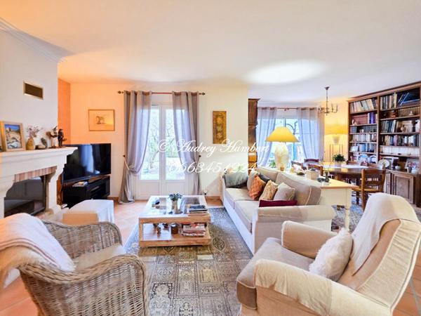 PIERREVERT, SUPERBE VILLA de 165 m² avec piscine, jardin clos et arboré de 1100 m² et belles prestations